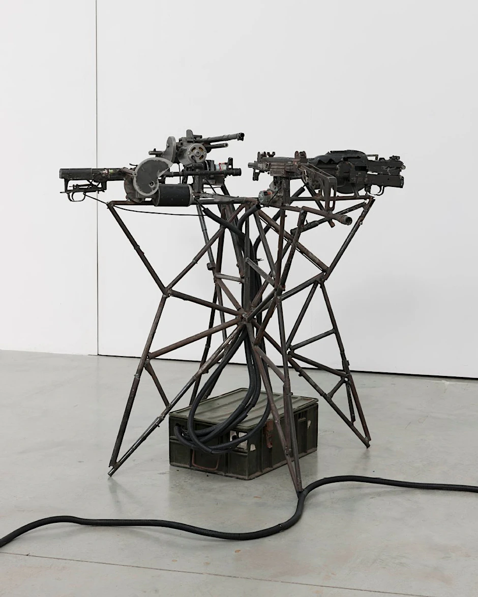 Aus den Bauteilen von Schnellfeuerwaffen hat der mexikanische Künstler Pedro Reyes ein klapperndes Musikinstrument gebastelt.