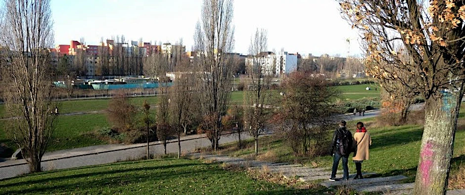 Spazieren gehen soll im Mauerpark bald wieder Spaß machen: Der Bezirk Pankow will das Grillen verbieten, stattdessen sollen extra Grillpavillons eingerichtet werden.