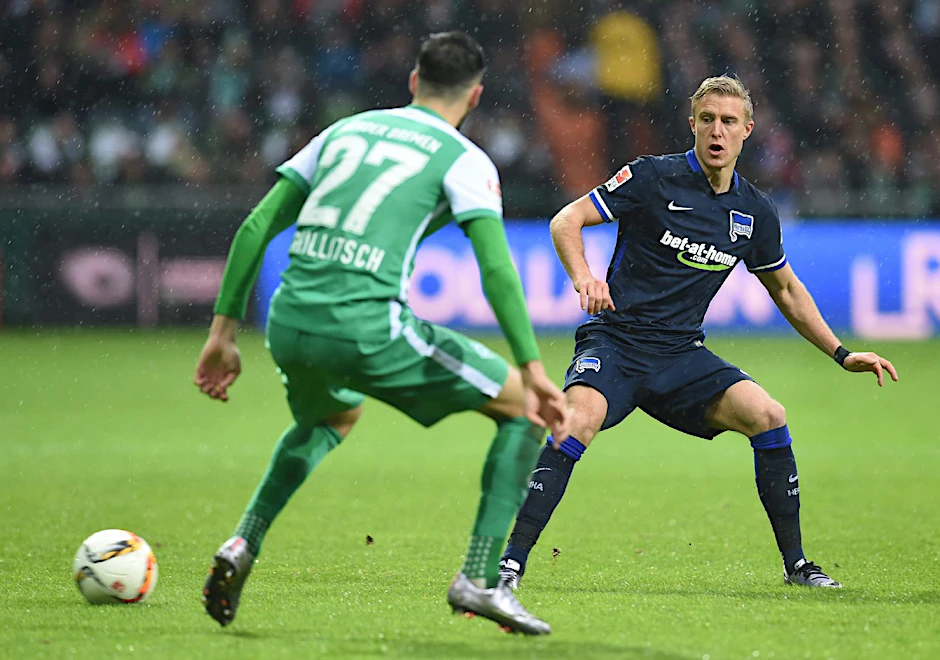 Bremens Florian Grillitsch (l) kämpft gegen Herthas Fabian Lustenberger um den Ball.