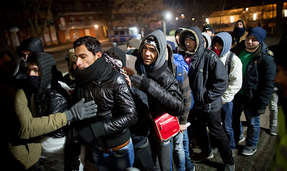 Flüchtlinge warten am 4. Januar 2016 bei frostigen Temperaturen von bis zu -10 Grad vor dem Lageso.