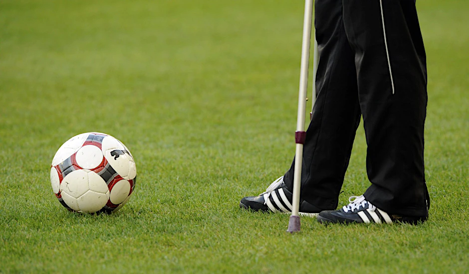 Krücke statt Spielfeld: Nach einer Verletzung müssen Bundesligaspieler oft wochenlang pausieren.