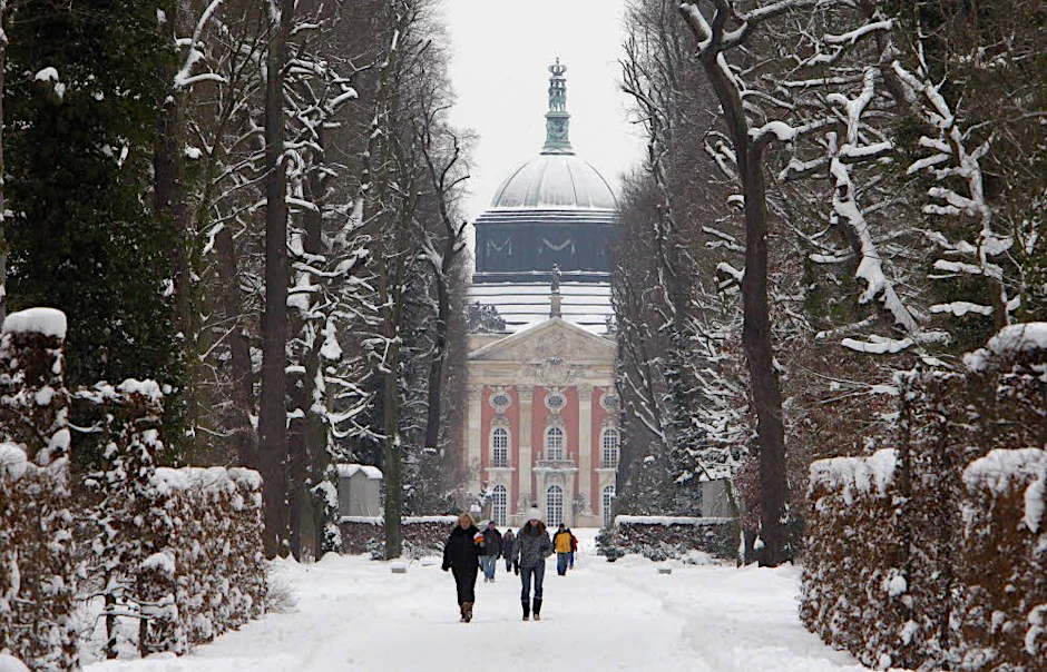 Schnurgerade führt der Hauptweg durch den Park von Sanssouci zum Neuen Palais.
