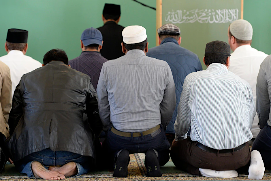 Gläubige beten in einer Moschee in Berlin.
