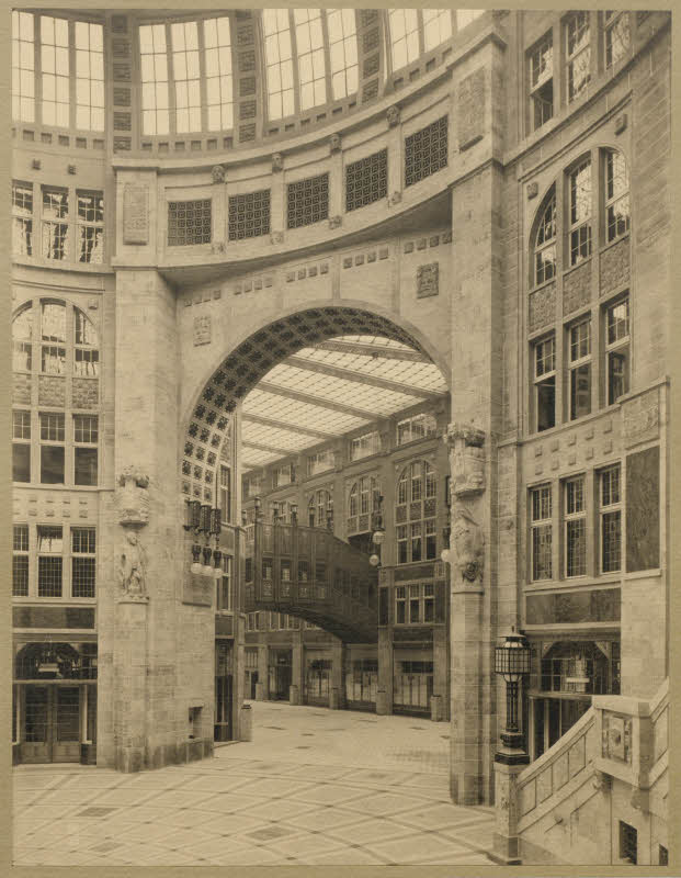 Shoppen unter der großen Glaskuppel. 150 Meter war die Passage lang.