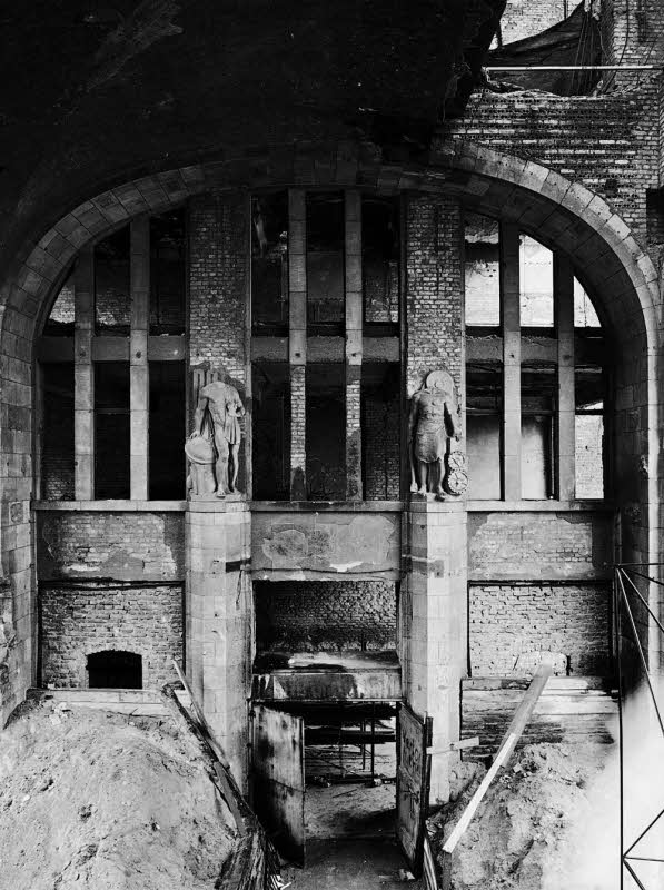Die Steinfiguren erinnern in der Tacheles-Ruine an die frühere Pracht.