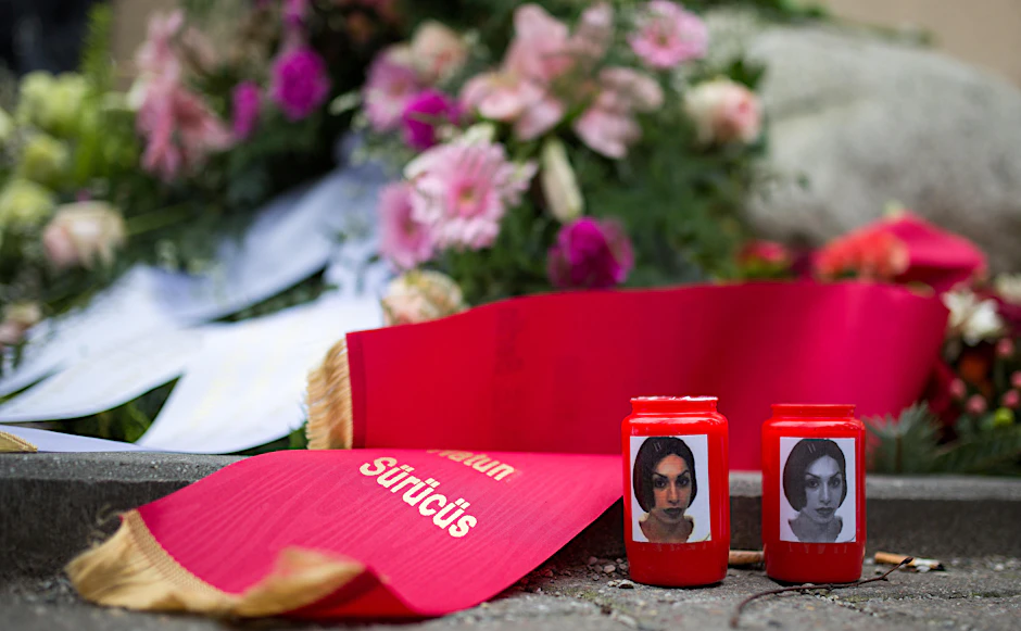 Kerzen mit Bildern der am 7. Februar 2005 erschossenen Hatun Sürücü stehen in Berlin an dem Gedenkstein.