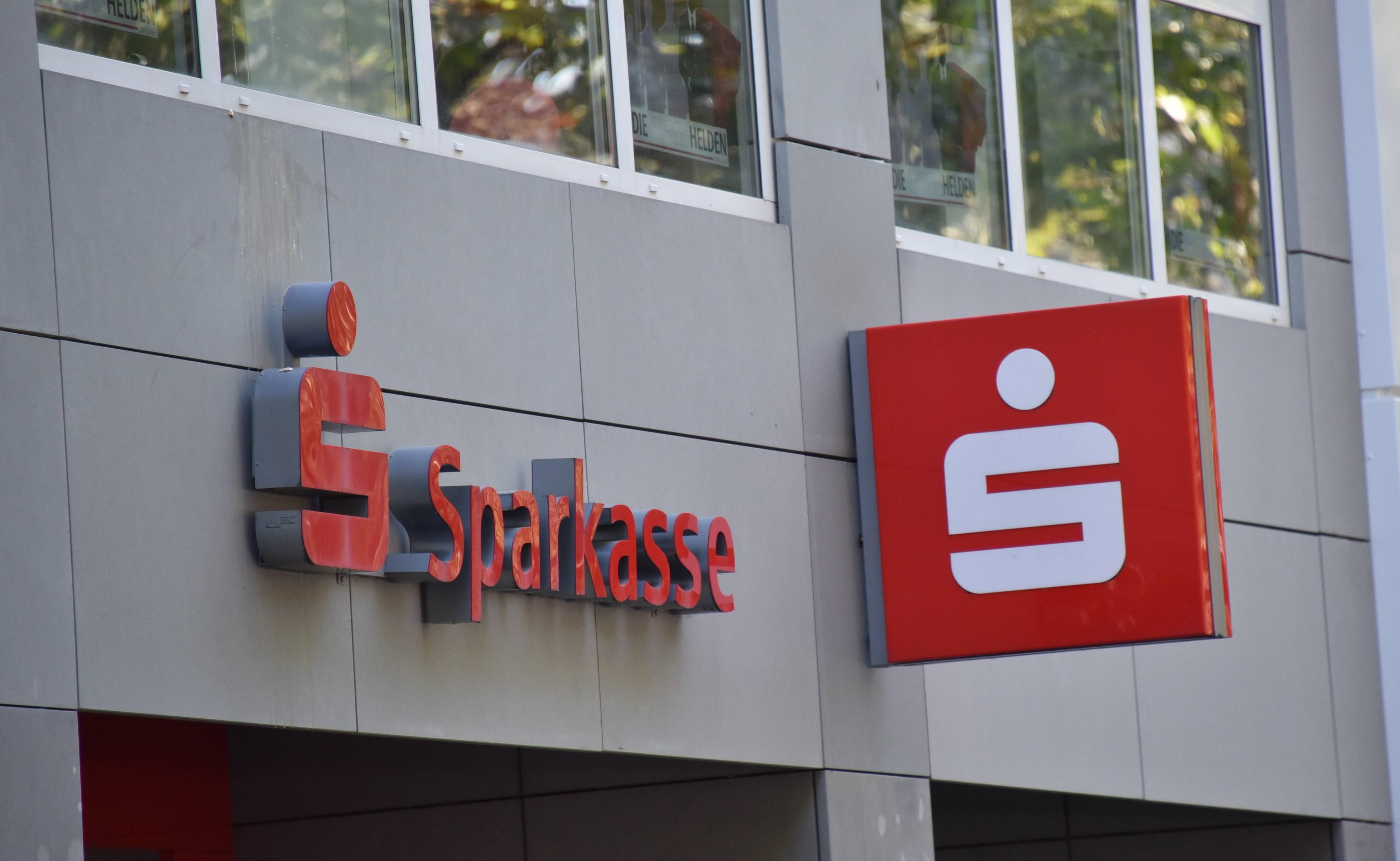 Frau (54) rast mitten in Sparkasse