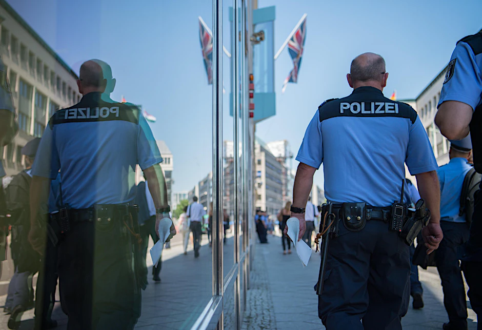 Polizisten, die Streife laufen und zu Einsatzorten gerufen werden, sollen vor allem reden, bevor sie die Waffe ziehen.