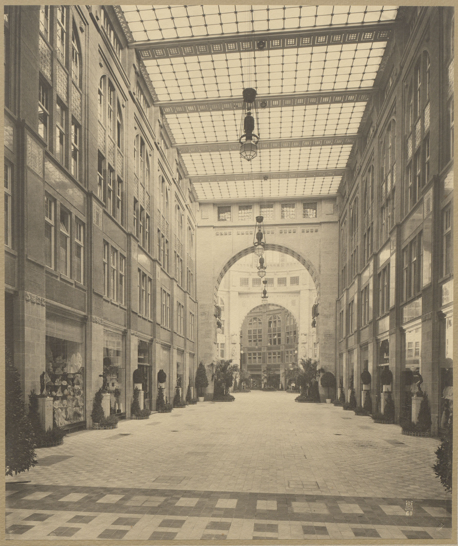 Blick in die Passage in Richtung zentraler Kuppelraum, von der Friedrichstraße her kommend. Der Bau beeindruckte in vielerlei Hinsicht: Die Gebäudegrundfläche umfasste rund 10.000 Quadratmeter, die Passagenlänge betrug etwa 150 Meter.