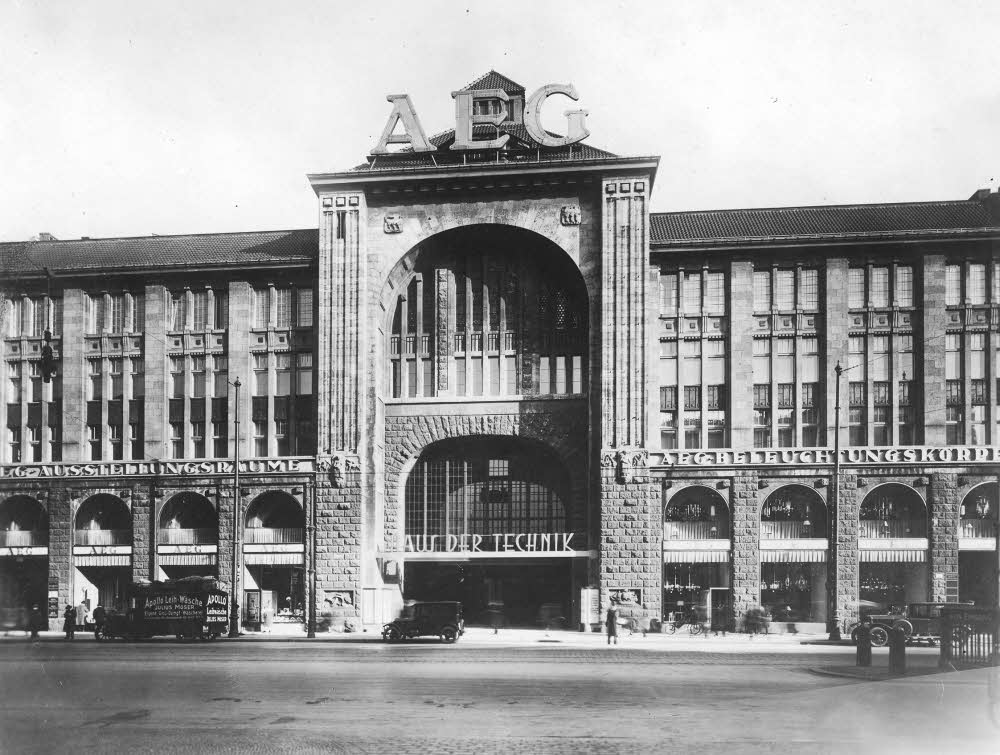 Haus der Technik hieß die Passage 1928–1945. AEG stellte seine Produkte aus.