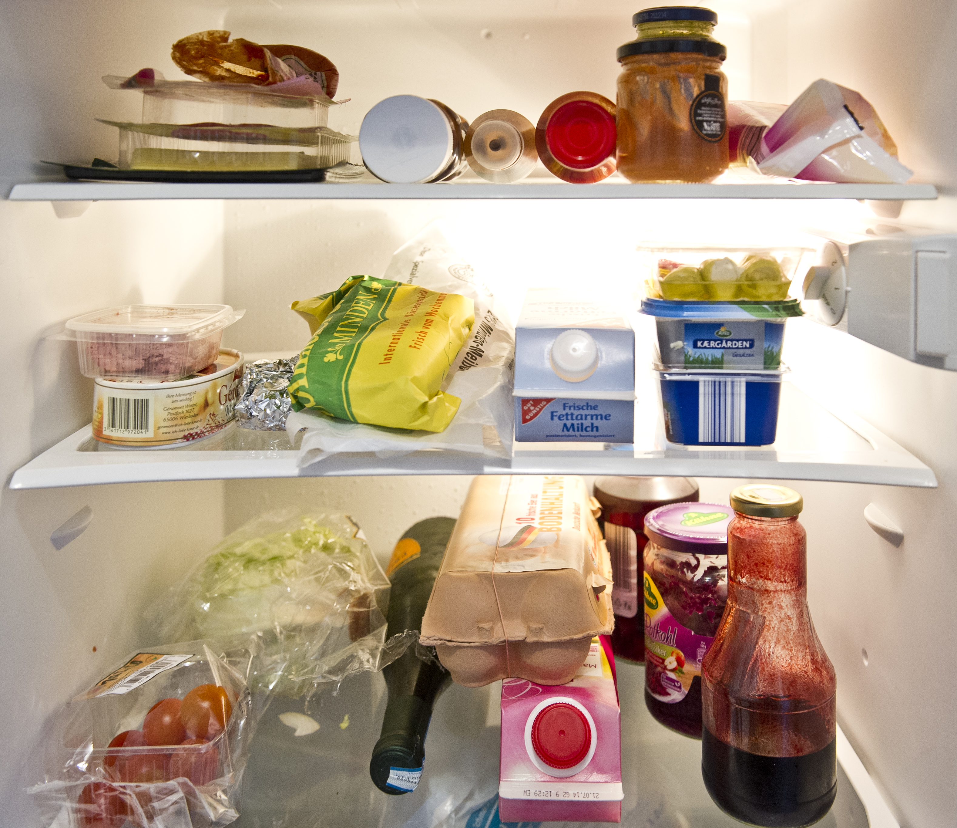 Wer sich die Mühe macht und den Kühlschrank direkt richtig einräumt, hat länger etwas von seinen Lebensmitteln.