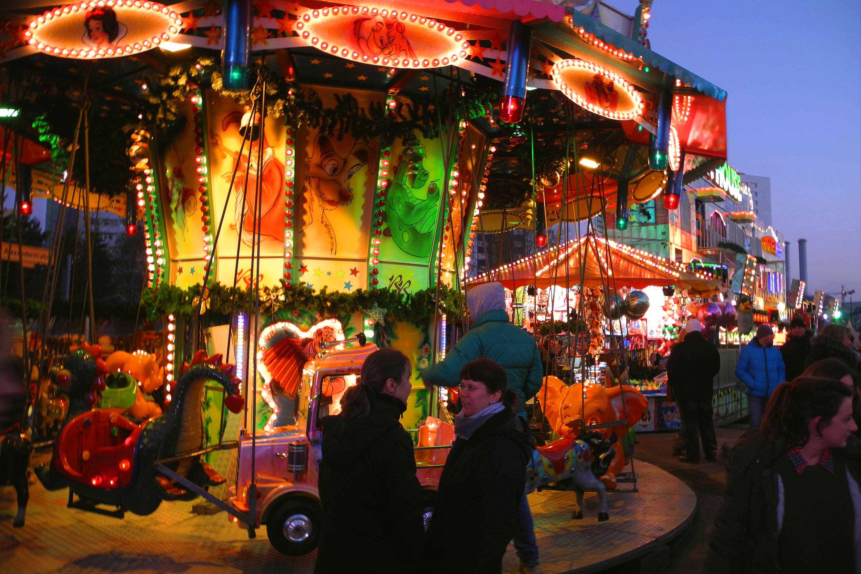 Polizeieinsatz am Weihnachtsmarkt beim Alexa in Berlin Mann soll 19