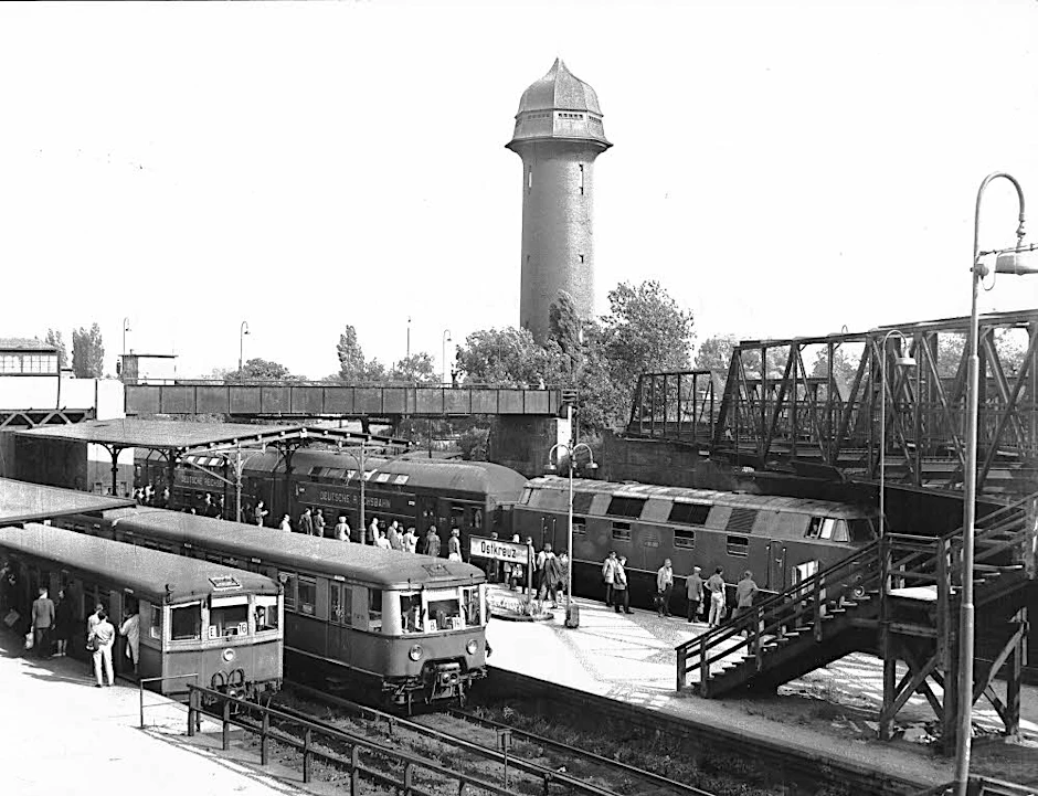 Viel Betrieb 1964: zwei S-Bahnen und ein Zug vor der Kulisse des Wasserturms am Ostkreuz. Der Knotenpunkt in Friedrichshain gilt auch heute als einer der wichtigsten S-Bahnhöfe in Berlin.