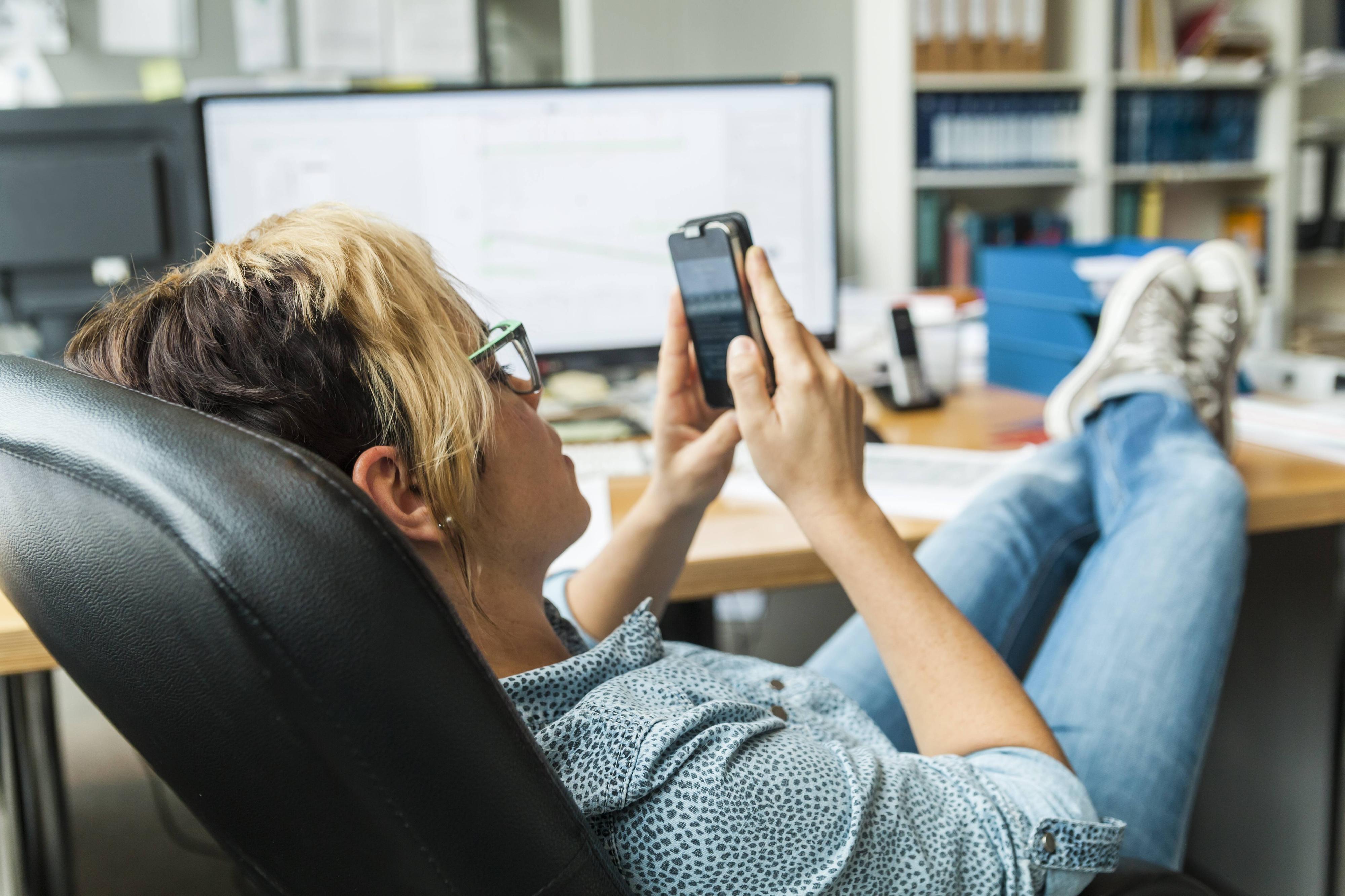 Handy Am Arbeitsplatz: Wie Viel Daddeln Ist Im Büro Erlaubt?