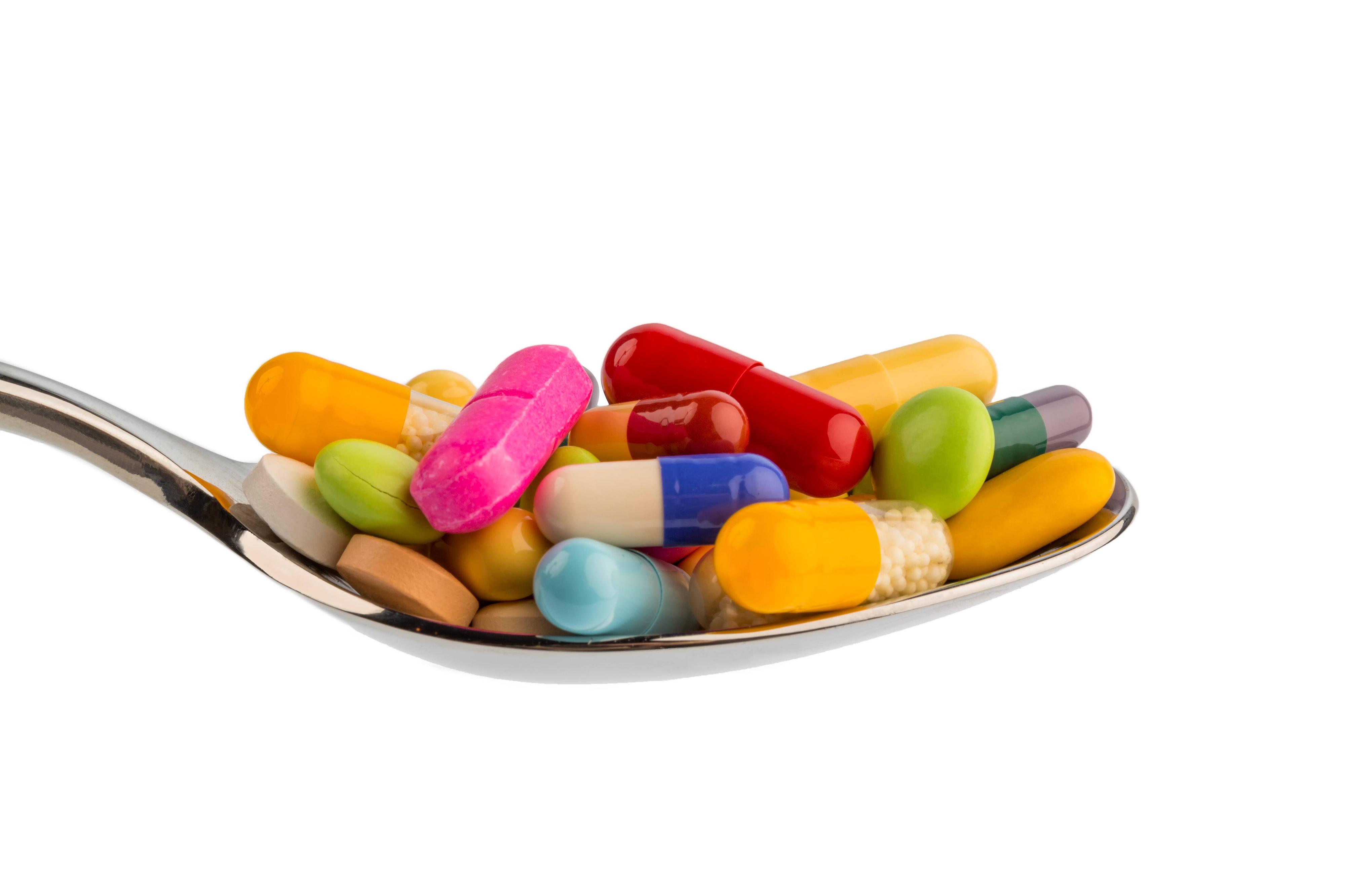 Im Film werden Medikamente oder andere Pillen mit bunten Milchpulver-Tabletten aus der Apotheke ausgetauscht.