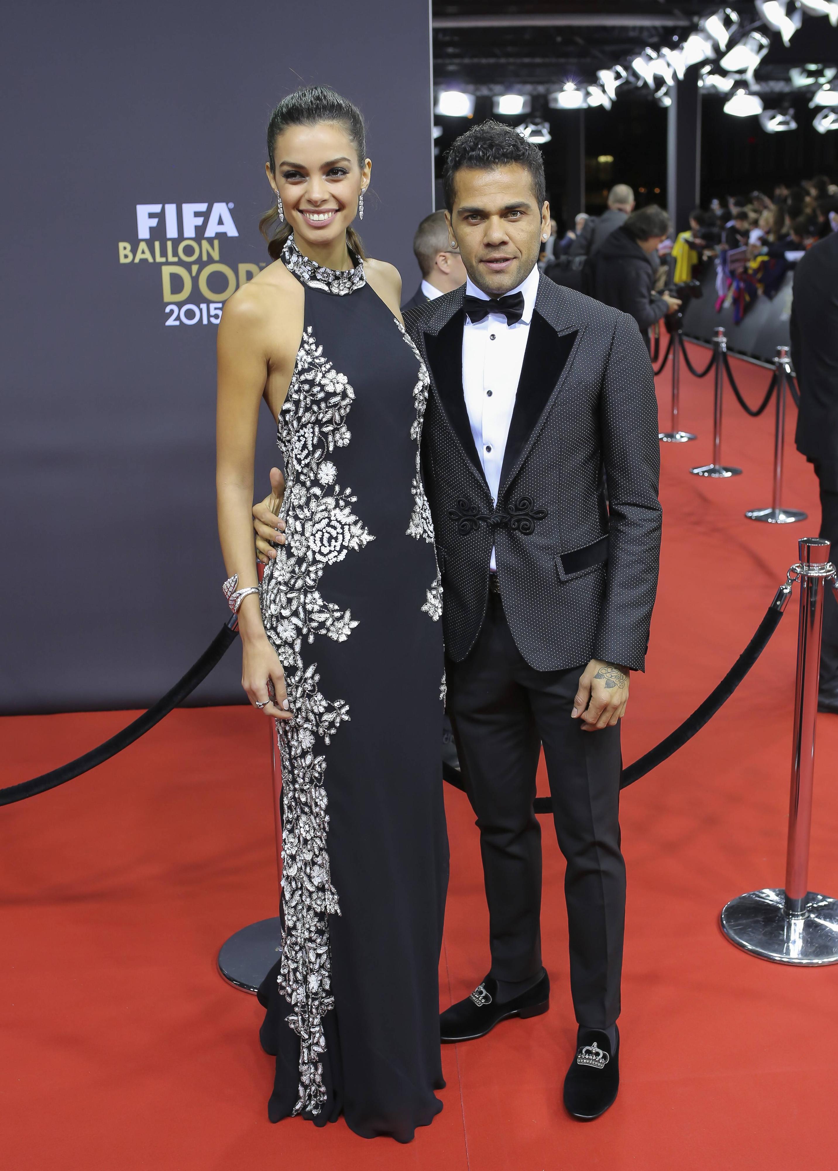 Barca-Star Dani Alves in Begleitung seiner Freundin Joana Sanz (l.).