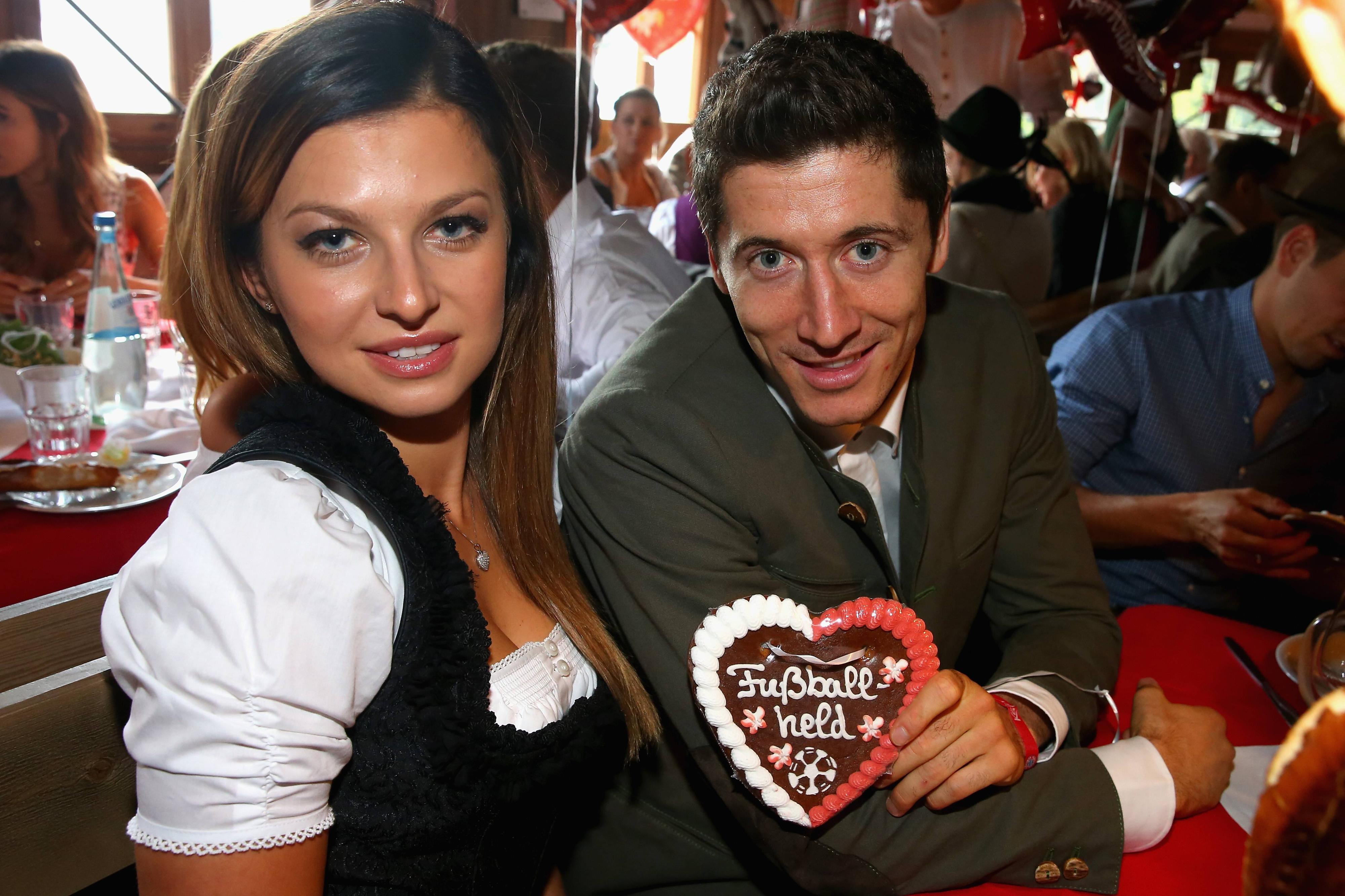 Haben eine schöne Zeit auf den Wiesn: Robert Lewandowski (r.) und seine Ehefrau Anna.