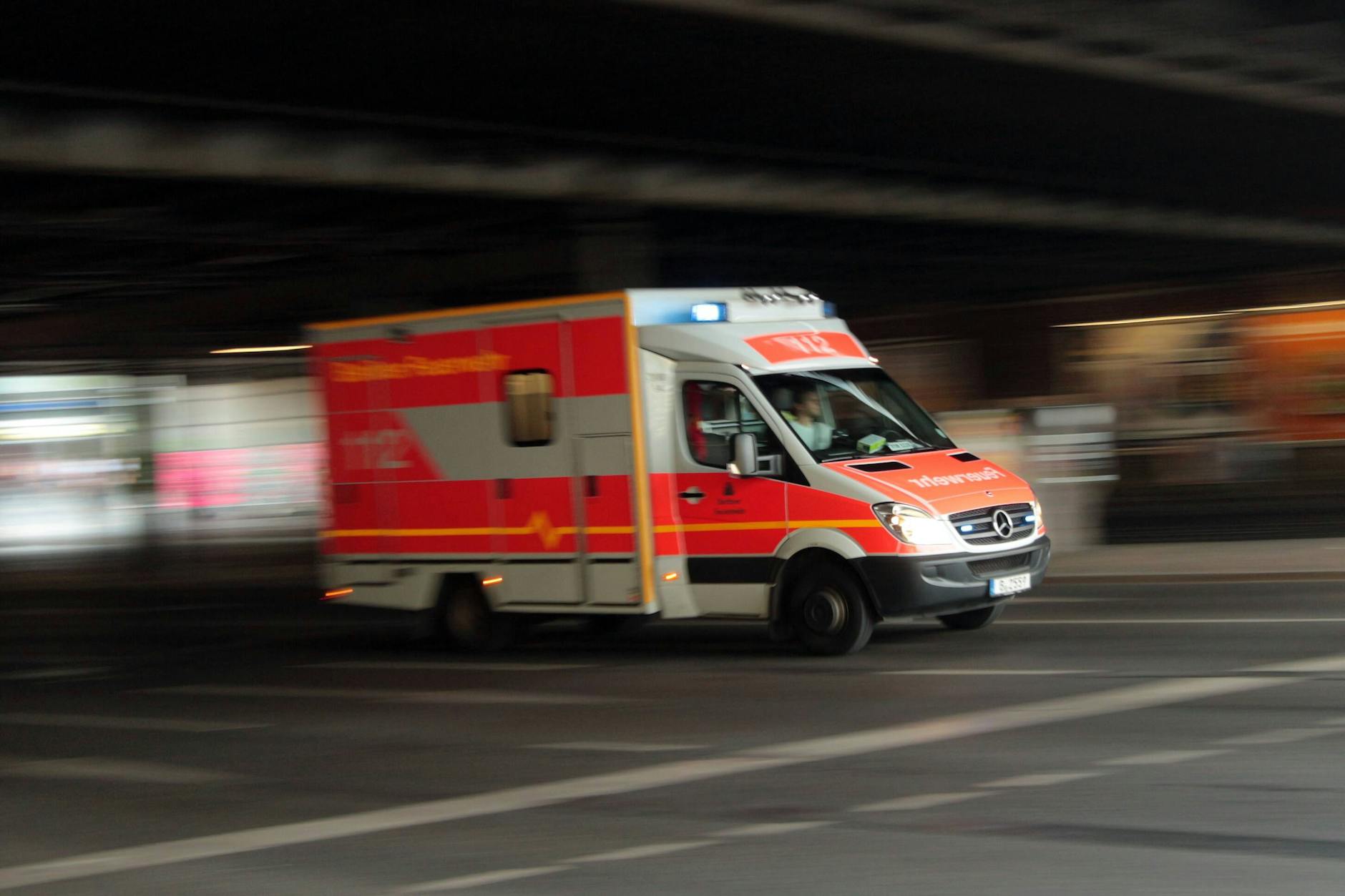 Rettungskräfte wurden am Sonntag in den Juchaczweg nach Neukölln alarmiert. Dort wurde ein toter Mensch gefunden.