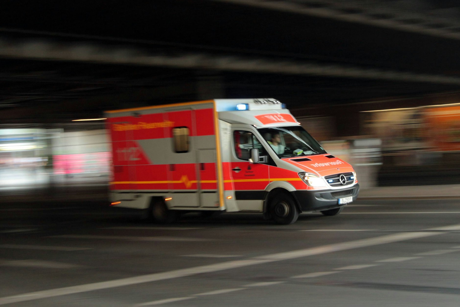 Rettungskräfte wurden am Sonntag in den Juchaczweg nach Neukölln alarmiert. Dort wurde ein toter Mensch gefunden.