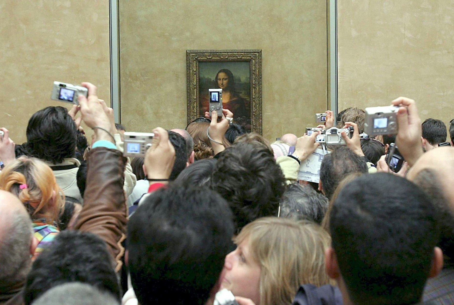 Oft kann man die Mona Lisa nur aus vielen Metern Entfernung betrachten – vorausgesetzt es sind keine Köpfe oder Handykameras im Weg.