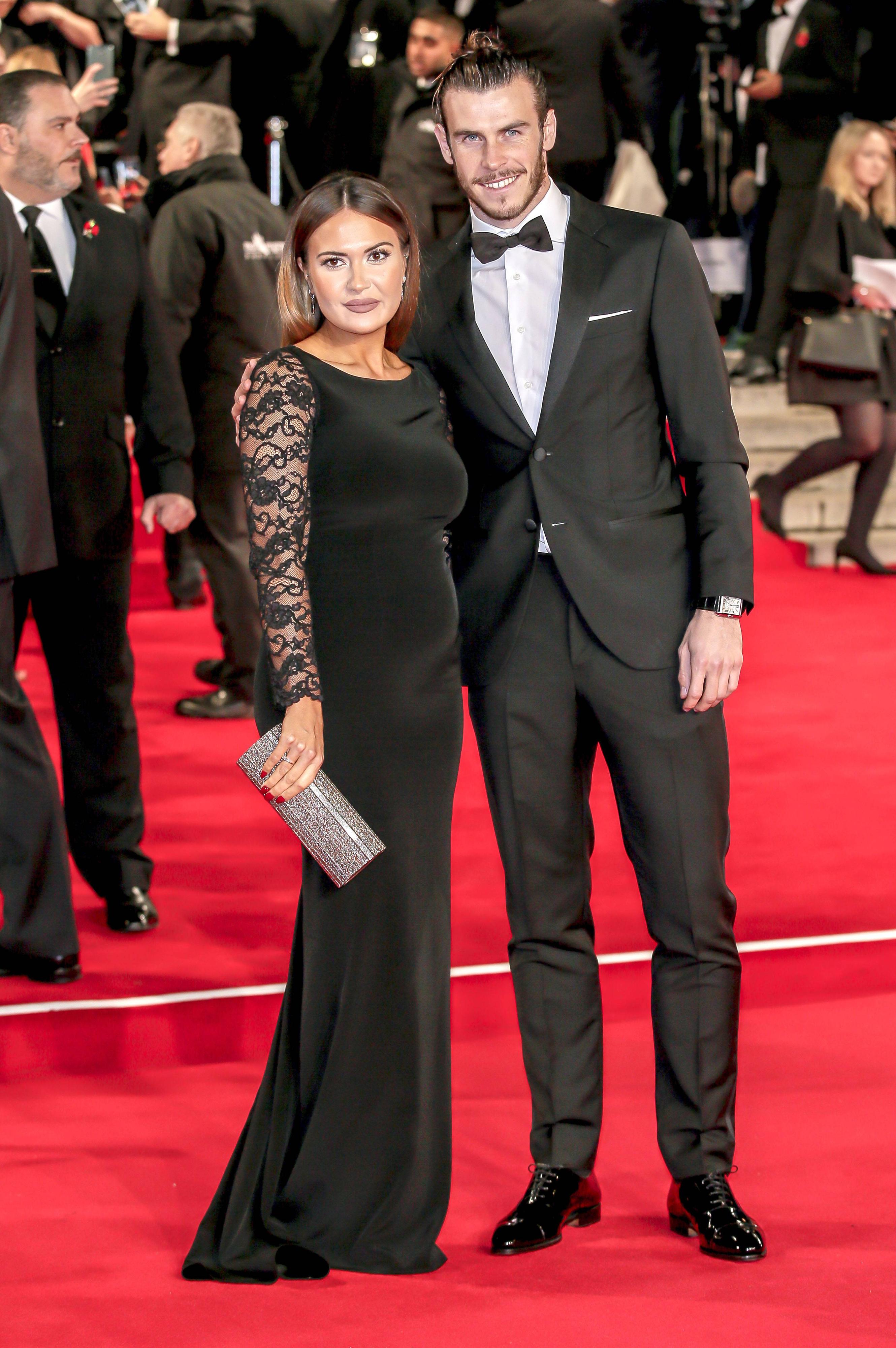 Zur Bond-Premiere von Spectre erschien Christian Bale (r.) mit seiner Freundin Emma Rhys-Jones.