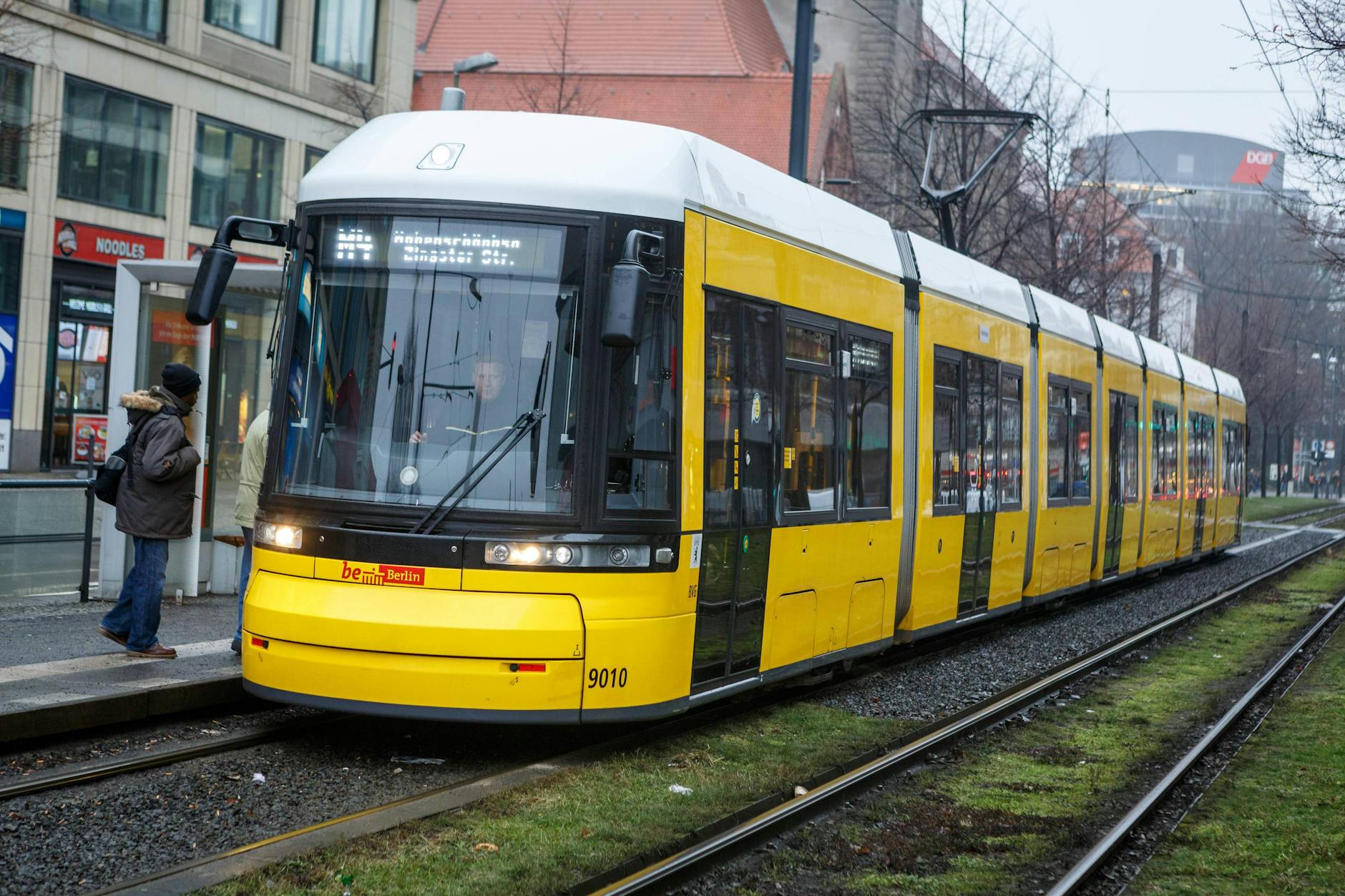 Straßenbahn in Berlin. Wieder gab es einen tödlichen Unfall mit einem Tram. (Symbolbild)