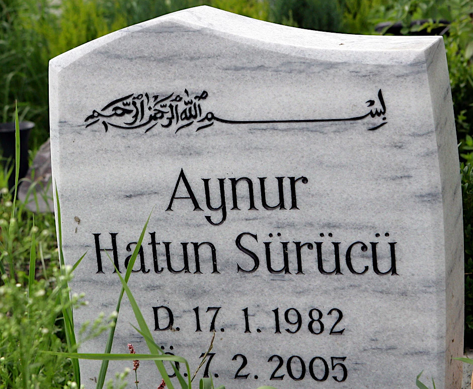Blick auf die Grabstelle der Türkin Hatun Sürücü, die am 07.02.2005 durch Mitglieder ihrer eigenen Familie ermordet worden war, auf dem Islamischen Friedhof in Berlin-Gatow.