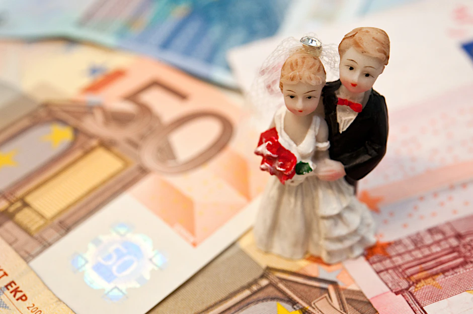 Für den schönsten Tag im Leben greifen die Deutschen nicht wirklich tief in die Tasche. Für durchschnittlich 6500 Euro wird hierzulande Hochzeit gefeiert – in Großbritannien lässt man deutlich mehr springen.