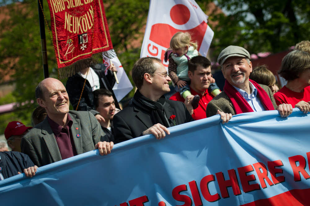 Berlins Regierender Bürgermeister Michael Müller (m), SPD, bei der DGB-Demonstration am 1. Mai 2016.