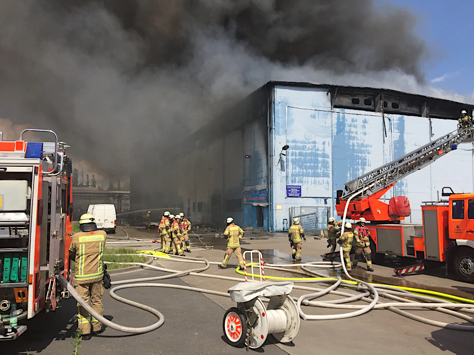 Großbrand im Dong Xuan Center in Lichtenberg: Die Feuerwehr lässt die Halle kontrolliert abbrennen.