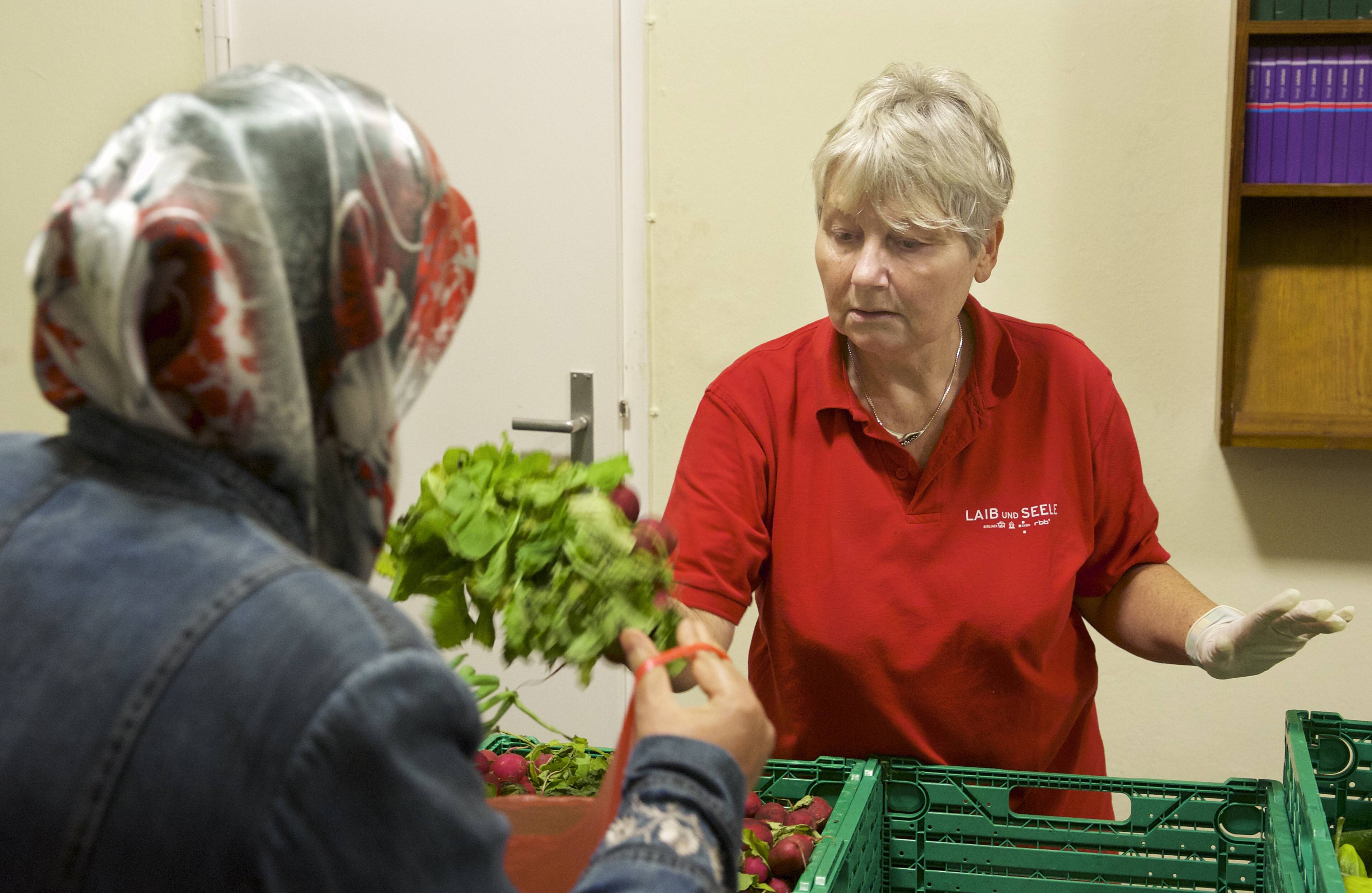Berliner Tafel: Wie sich der Staat aus der Verantwortung für die Armen ...