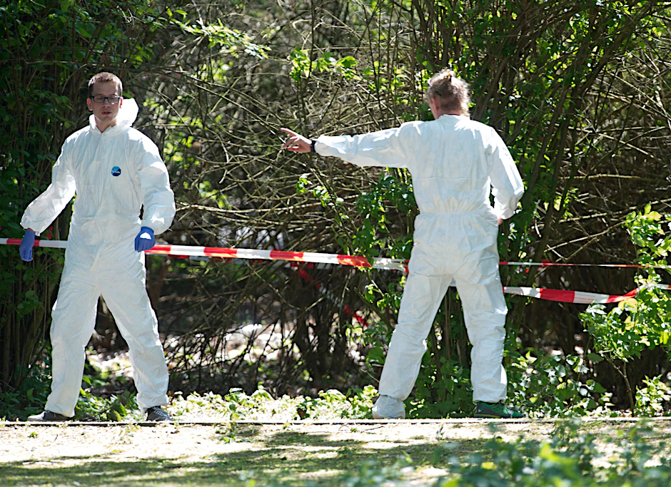 Nach dem Fund eines toten Babys sichern Polizisten am Eisstadion in Berlin-Wilmersdorf die Spuren. (Archivbild 2016)