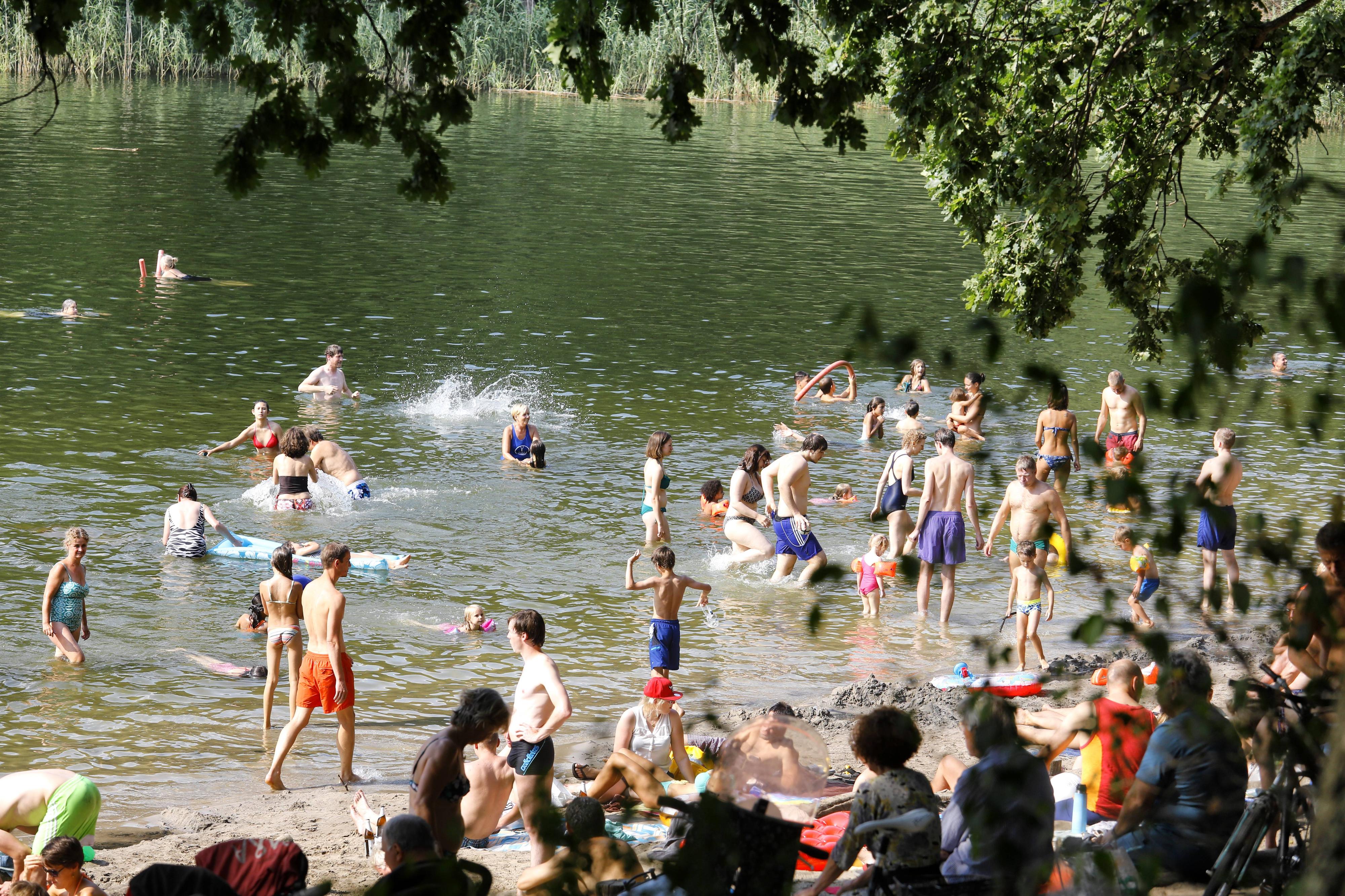 Schlachtensee in Berlin: Schwimmer vermisst – Feuerwehr im Einsatz