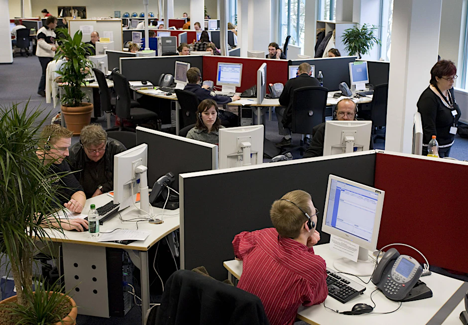 Wie hier in einem Callcenter sieht es an vielen Arbeitsplätzen aus. Der Arbeitsalltag im Großraumbüro ist leider oft voll nervender Ärgernisse. 