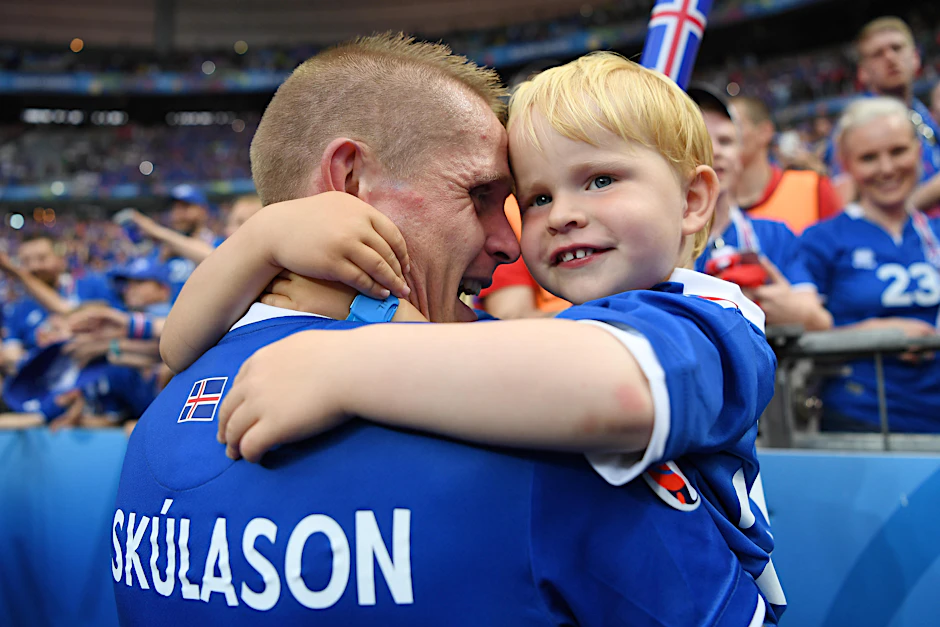 Ari Skulason feiert den Sieg