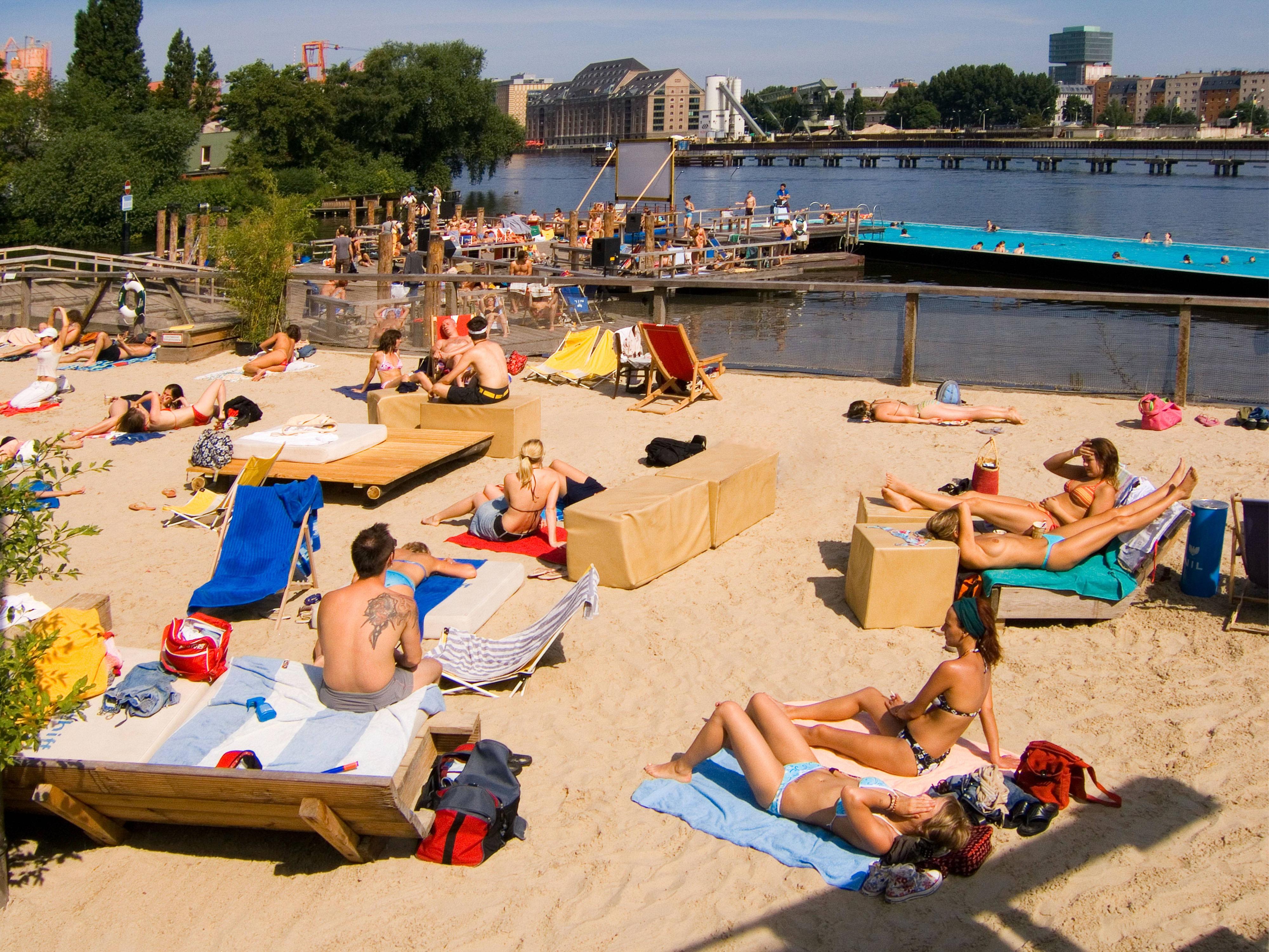 Das Badeschiff an der Spree ist ein beliebter Ort.