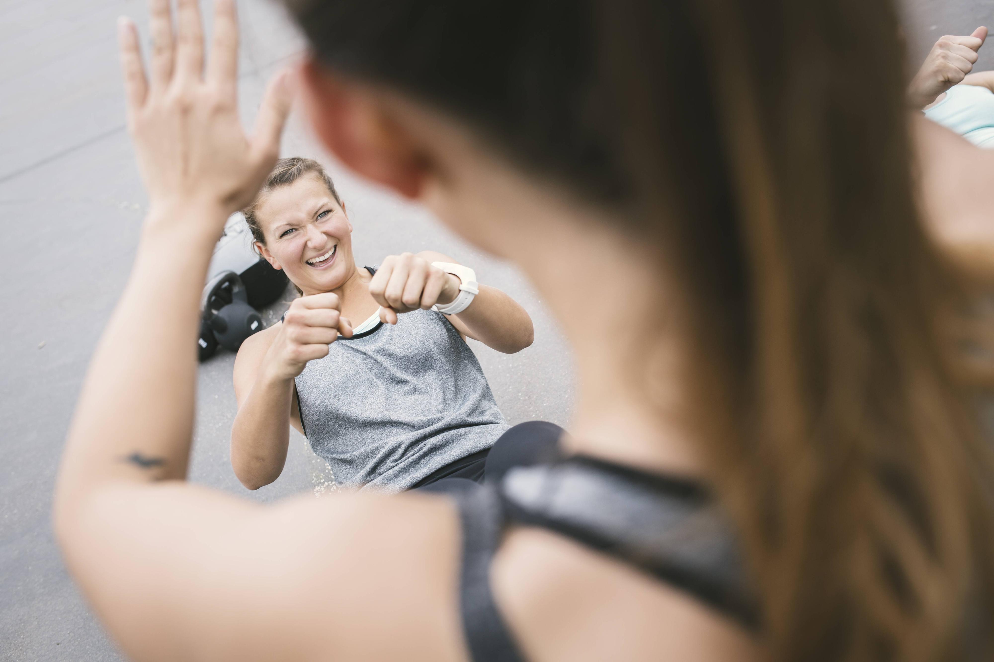 Sit-ups kann man auch beim Zirkeltraining absolvieren.