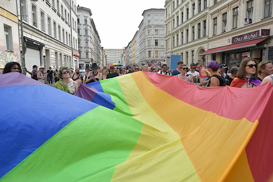 Eine übergroße Regenbogenfahne beim alternativen Kreuzberger Christopher Street Day (CSD) am 25.06.2016.
