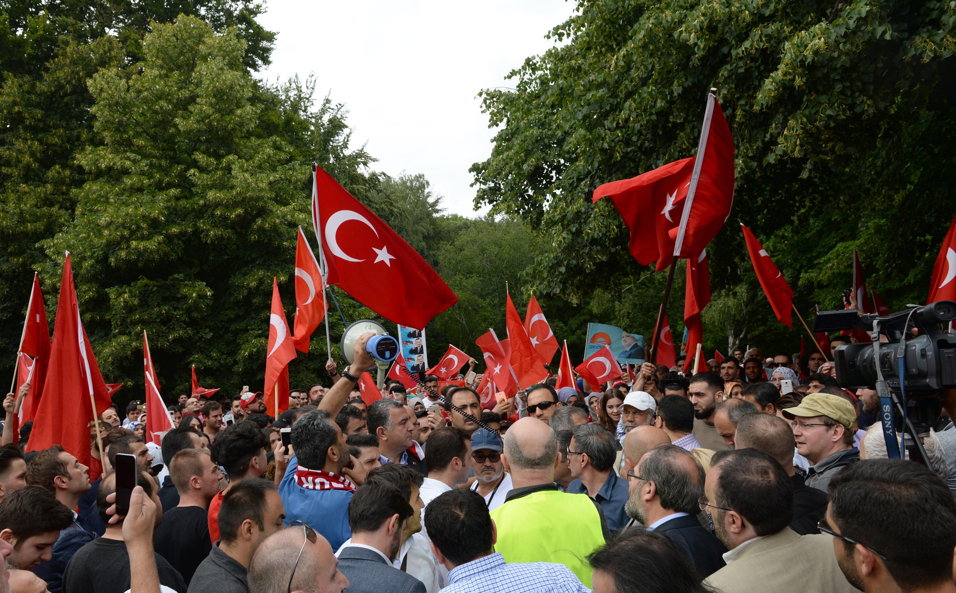 Türkische Botschaft: Mehrere hundert Türken demonstrieren friedlich in