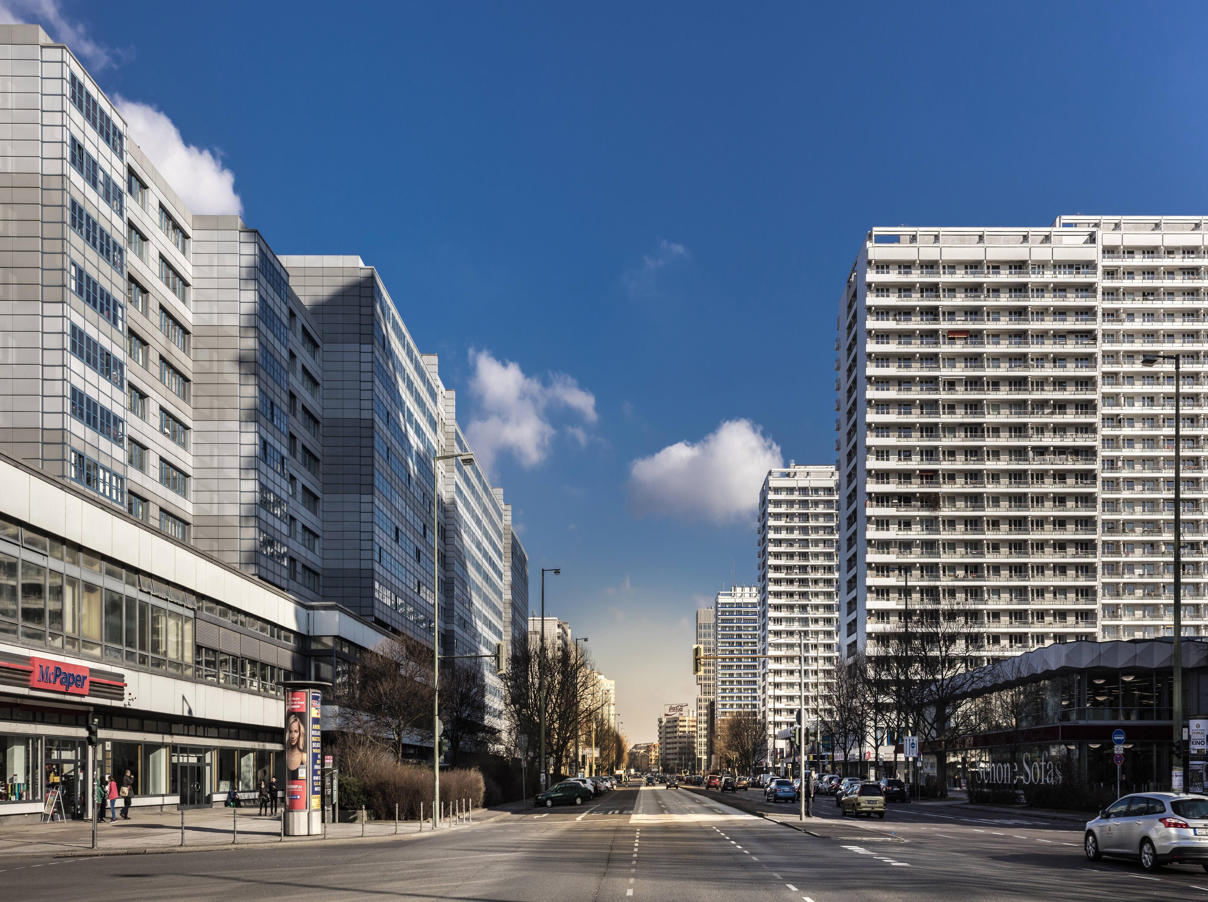 Unfall auf Leipziger Straße: Radfahrer kollidiert mit Fußgänger und flüchtet