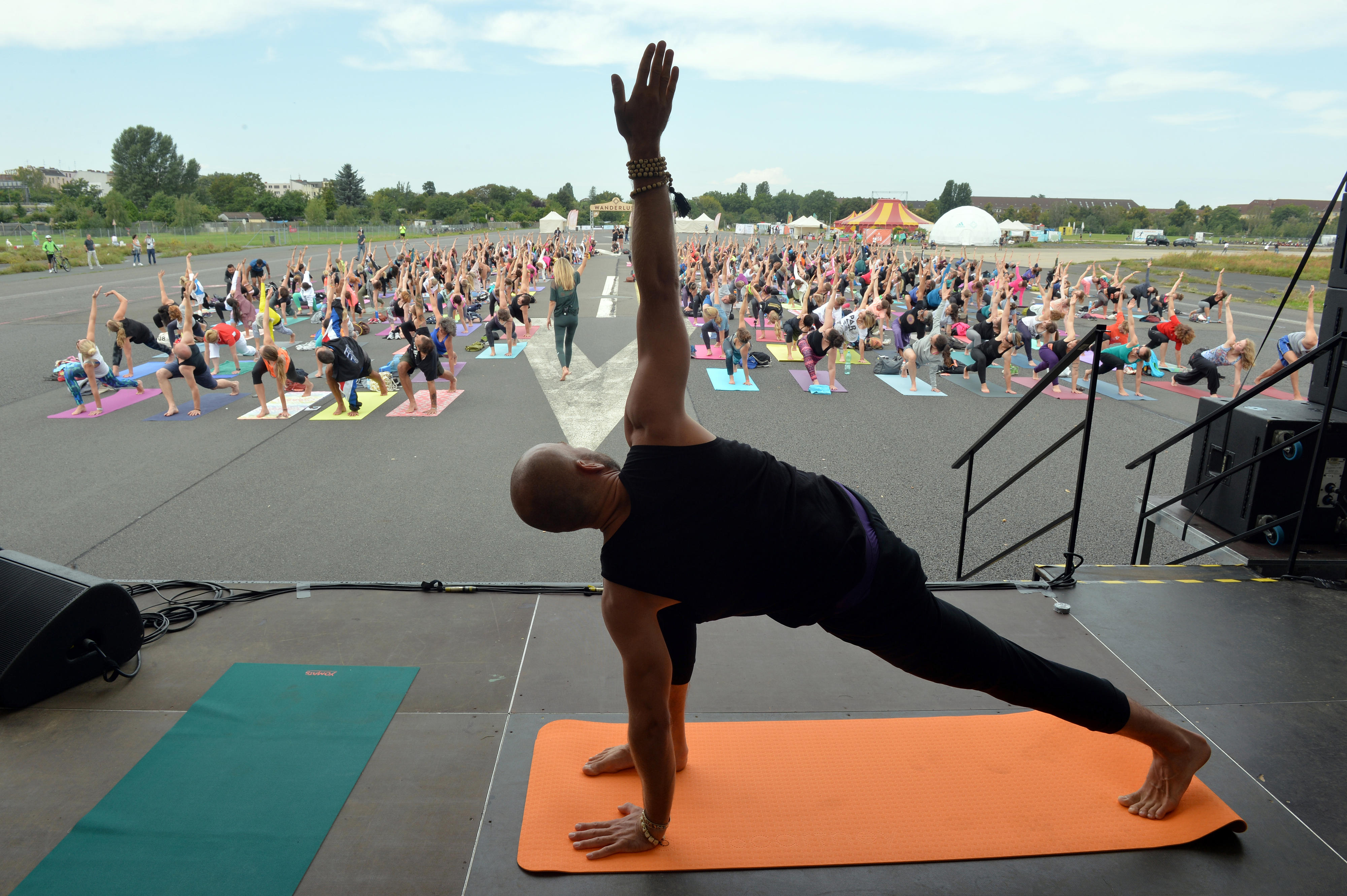 Auf dem Tempelhofer Feld wird regelmäßig Gruppenyoga praktiziert.