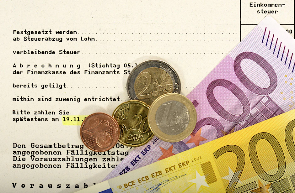 Gegen ihre Steuerbescheide können Steuerzahler grundsätzlich Einspruch einlegen. Wer zum Beispiel feststellt, dass Werbungskosten, Sonderausgaben oder außergewöhnliche Belastungen nicht wie erwartet anerkannt wurden, sollte sich schriftlich an sein Finanzamt wenden, rät die Bundessteuerberaterkammer.