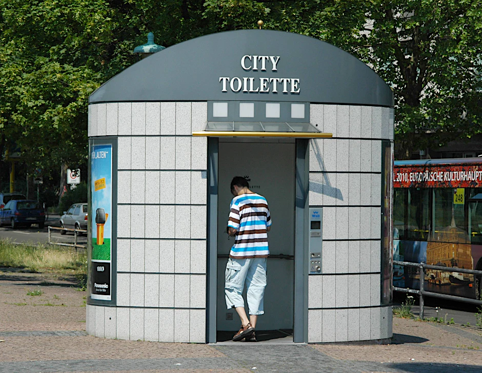 Eine Berliner City-Toilette.
