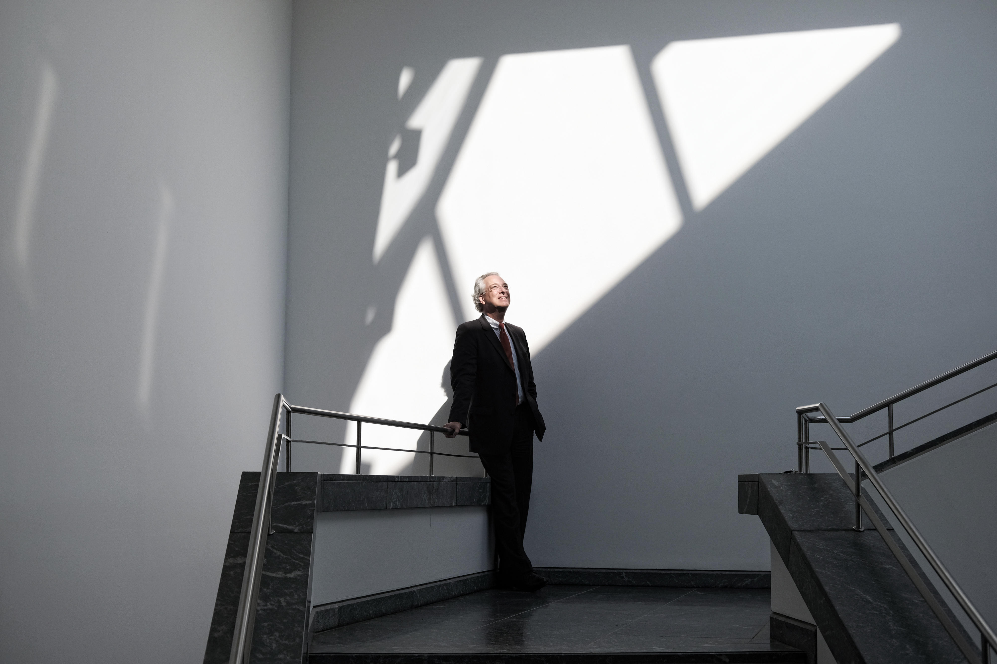 Michael Eissenhauer posiert für ein Foto im Kuturforum Berlin.