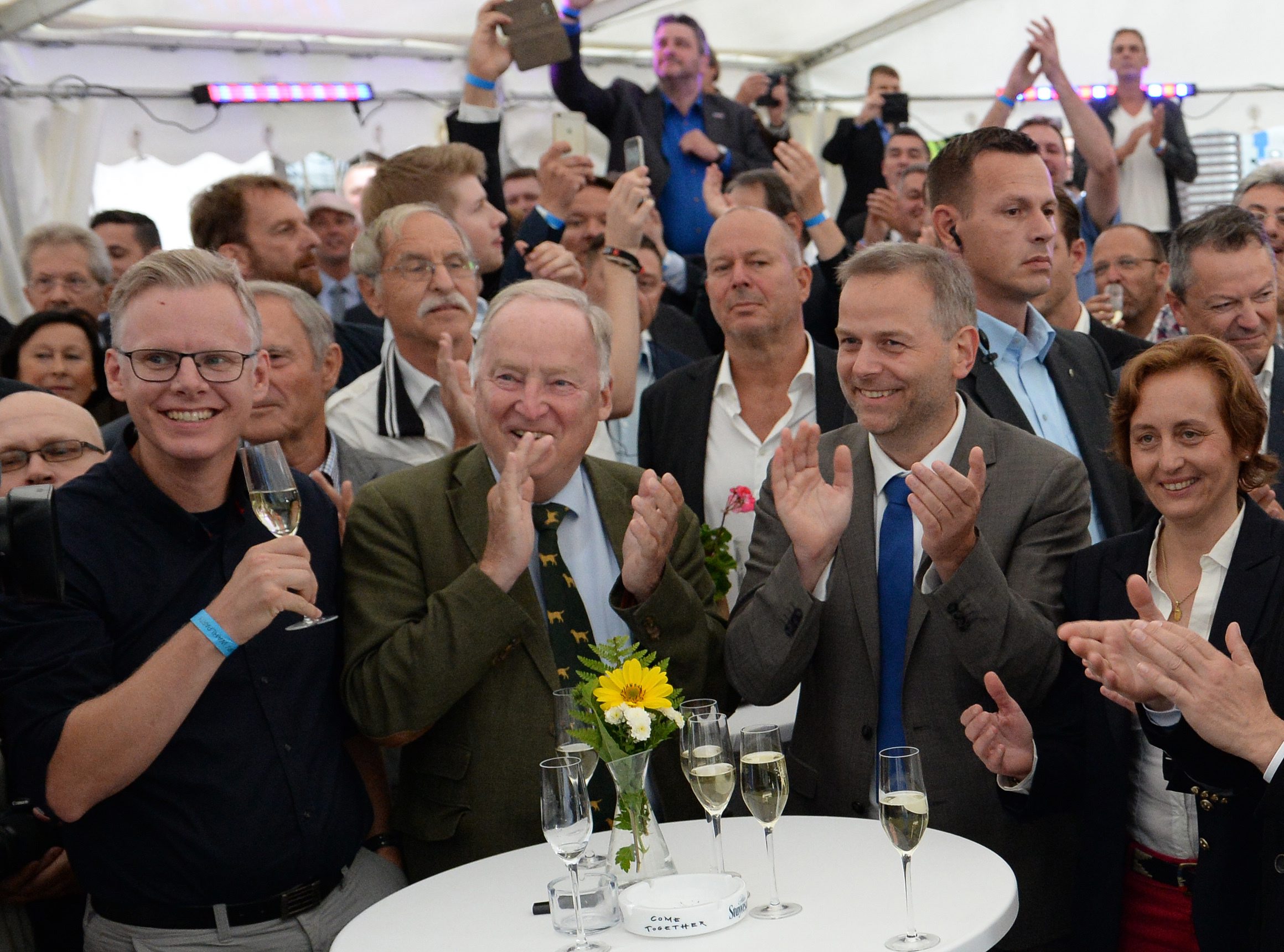 Leif-Erik Holm (2.v.r.) und die beiden stellvertretenden Bundesvorsitzenden der AfD Alexander Gauland (2.v.l.) und Beatrix von Storch (r) jubeln nach der Bekanntgabe der ersten Hochrechnungen zu den Landtagswahlen in Mecklenburg-Vorpormmern.