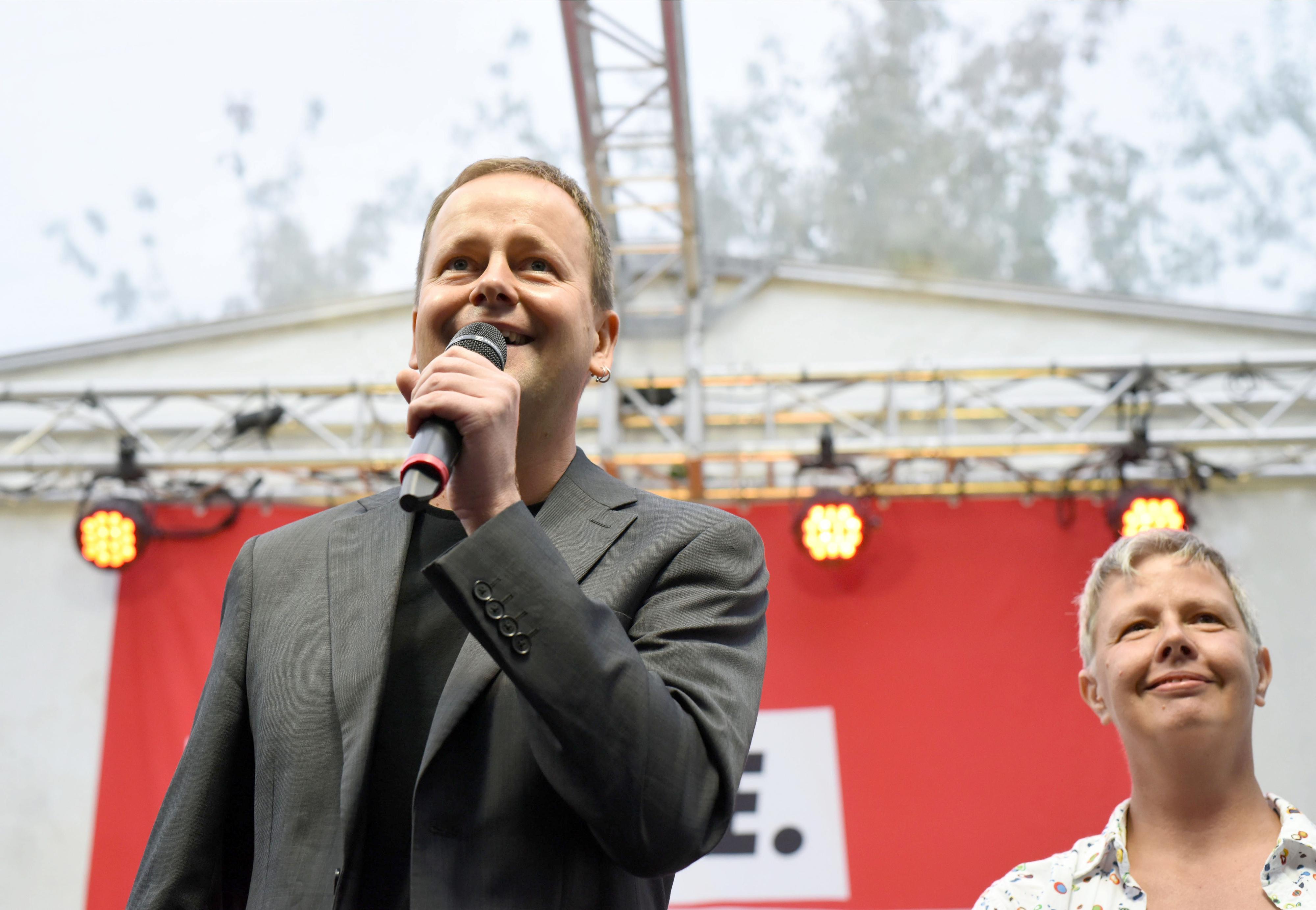 Der Spitzenkandidat der Partei Die Linke, Klaus Lederer, spricht auf der Wahlparty in Friedrichshain zu den Anhängern.