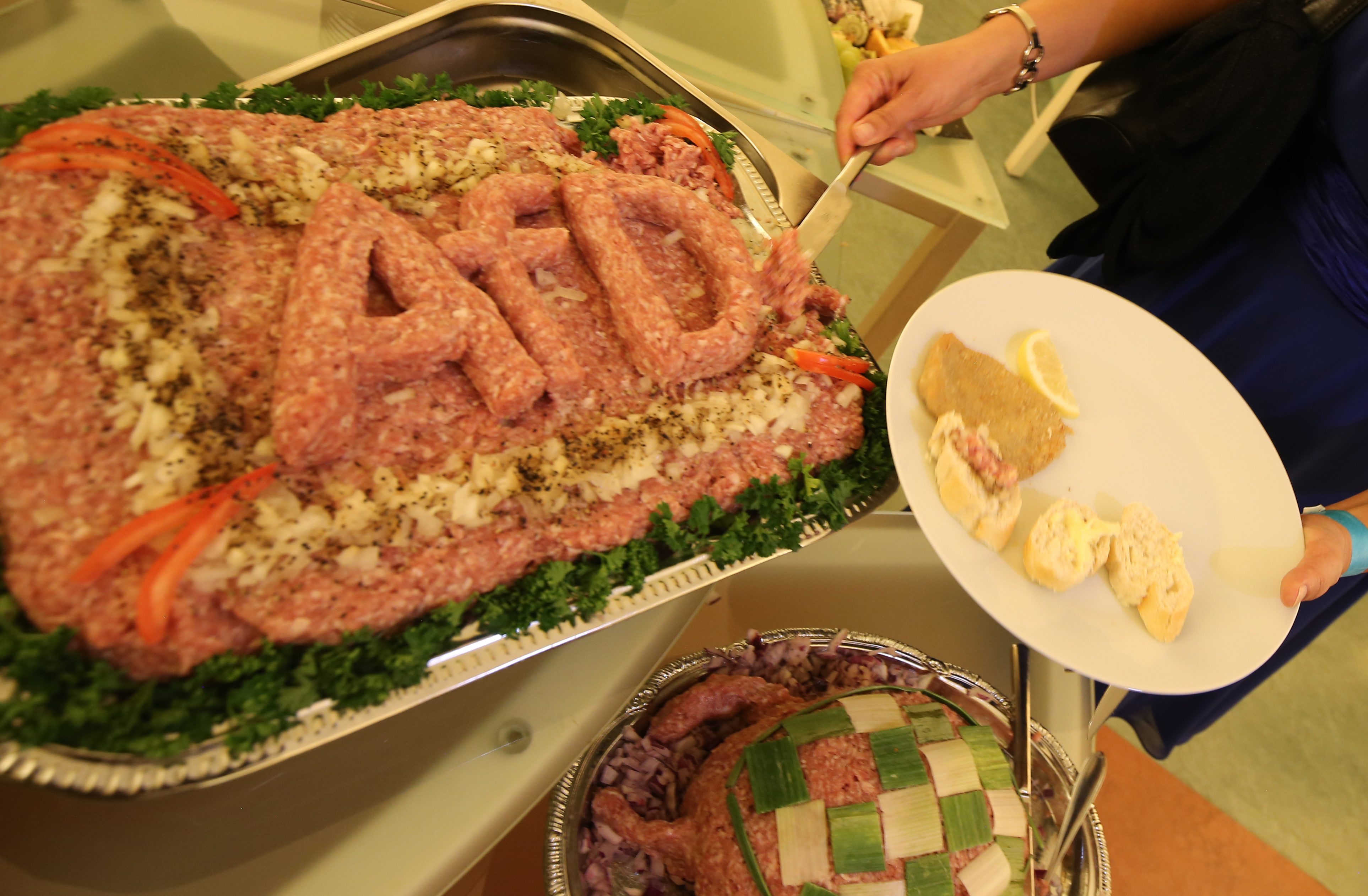 Mettigel war gestern: Das Buffet auf der AfD-Party ist nichts für Vegetarier.