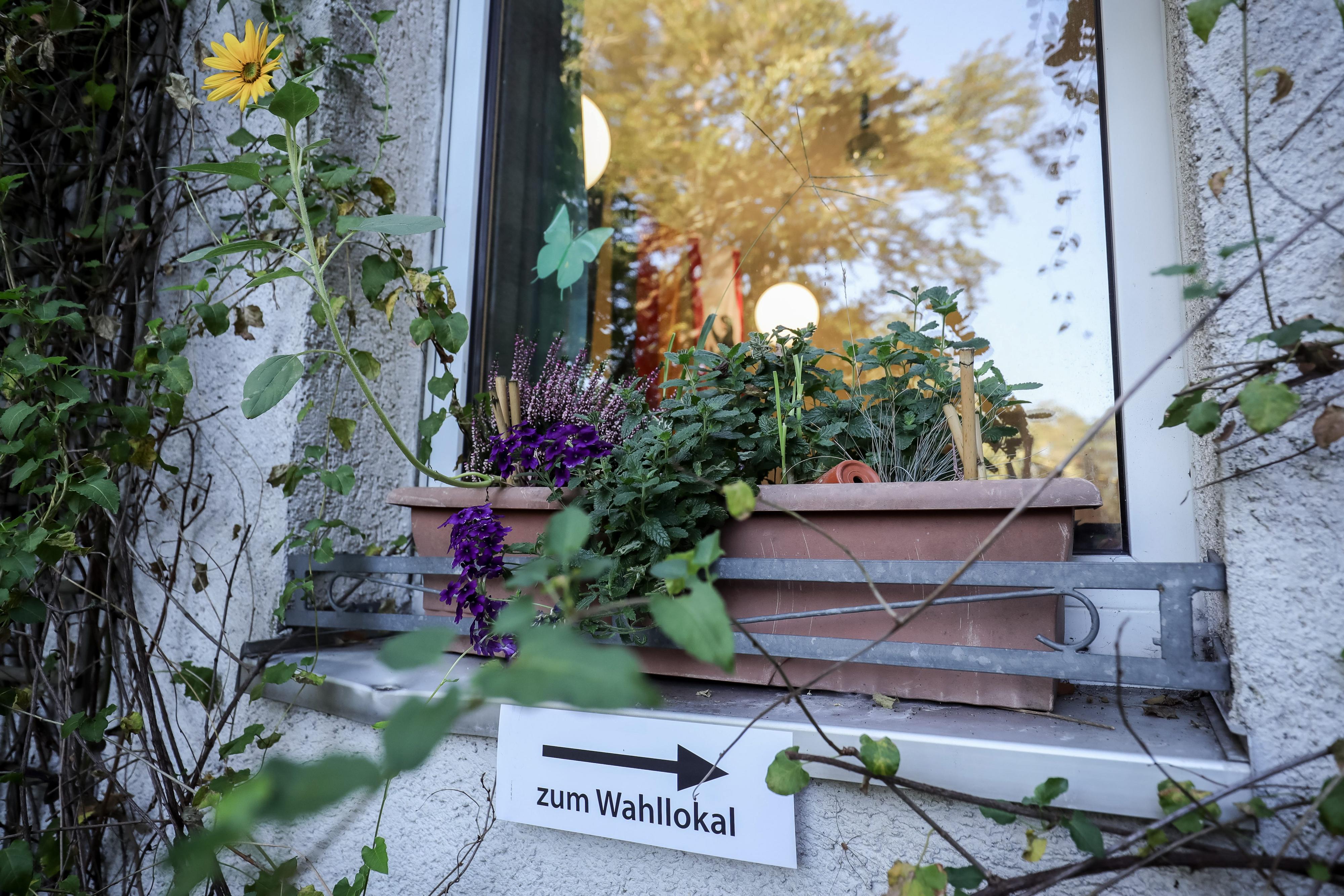 So farbenfroh wie hier in Köpenick dürften die wenigsten Schilder den Weg ins Wahllokal weisen.