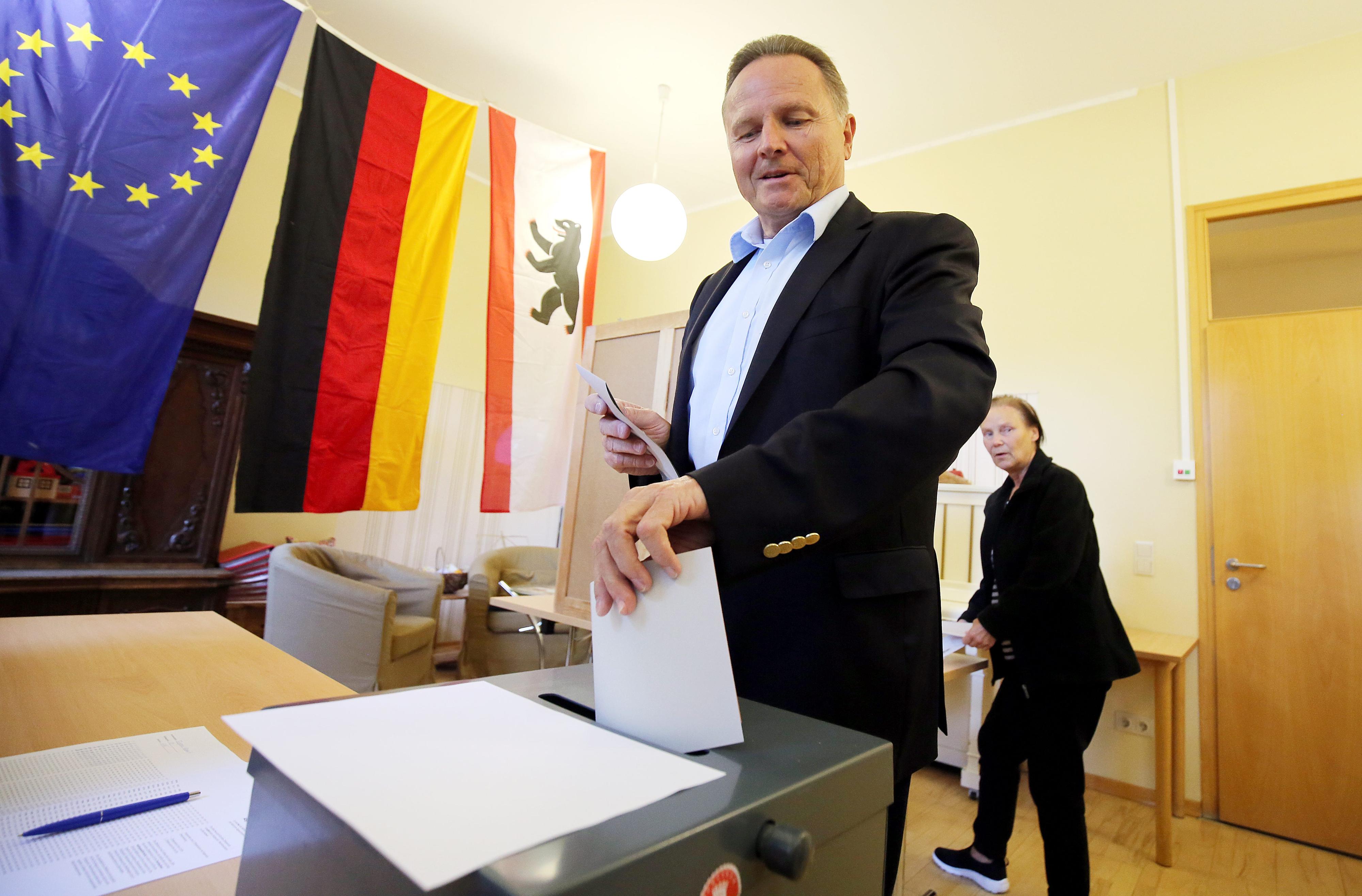 Der Spitzenkandidat der AfD für Berlin, Georg Pazderski, gibt seine Stimme für die Wahl zum Abgeordnetenhaus ab.