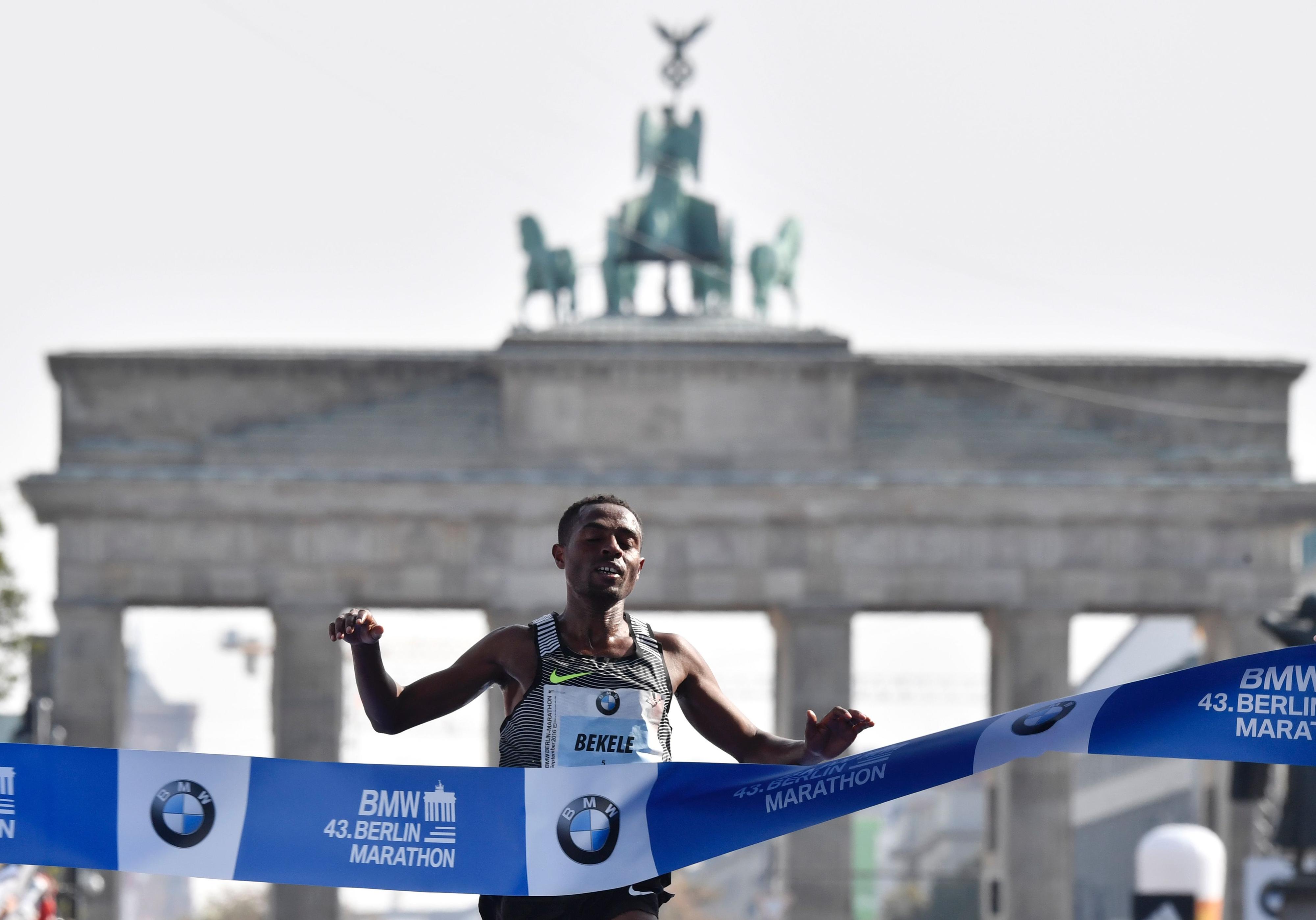Kenenisa Bekele, Sieger des 43. Berlin-Marathon, beim Zieleinlauf